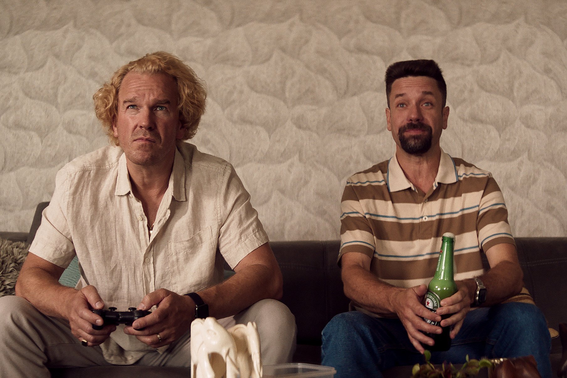 Ve „výjimečném stavu“ se rozvolňují hodnoty a pravidla, do sedla se dostávají zloduši s ostrými lokty jako lichvář Asasín v podání Stanislava Majera s blond trvalou