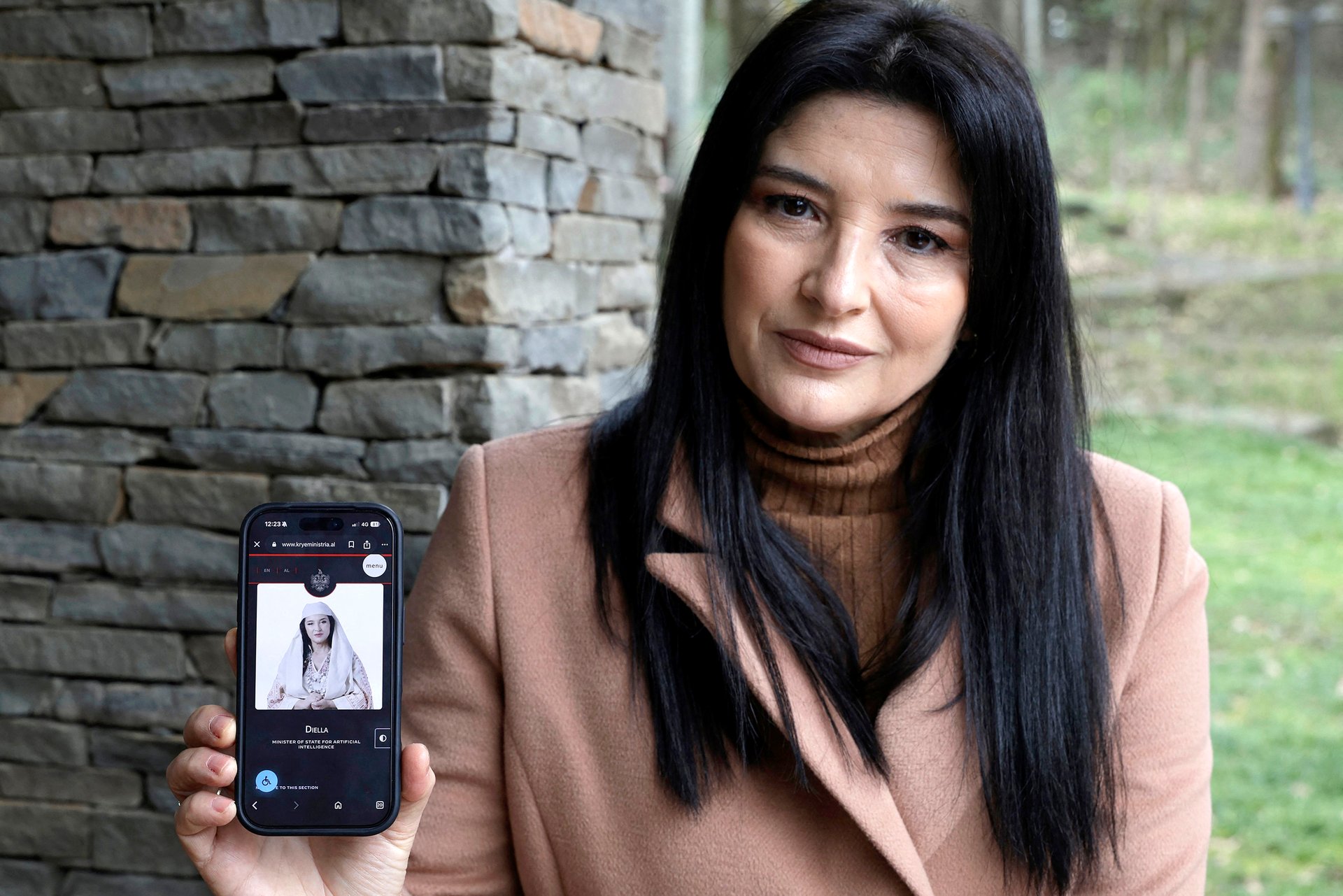 „S Diellou jako ministryní nemám nic společného a nikdo se mě na to neptal,“ řekla albánská herečka Anila Bisha, podle jejíž tváře je AI ministryně vytvořena.