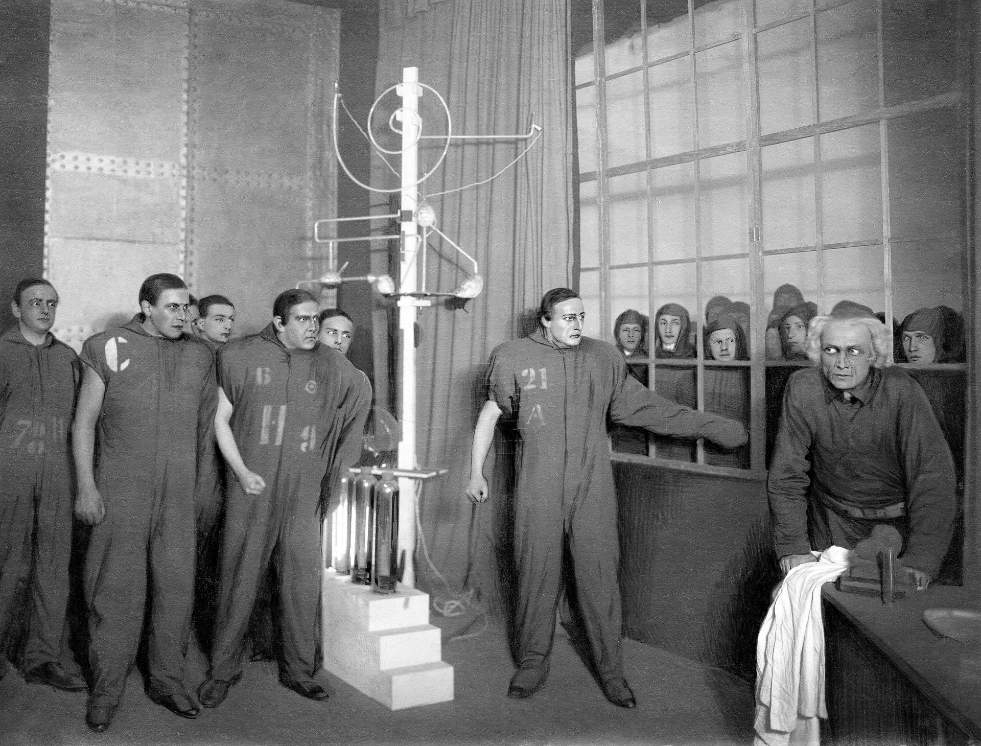 „Do desíti let nadělají Rossumovi Univerzální Roboti tolik pšenice, tolik látek, tolik všeho, že řekneme: Věci už nemají ceny. Nyní ber každý, kolik potřebuješ,“ hlásá v úvodu hry Harry Domin, centrální ředitel R.U.R.
Autor: ČTK / ullstein bild /