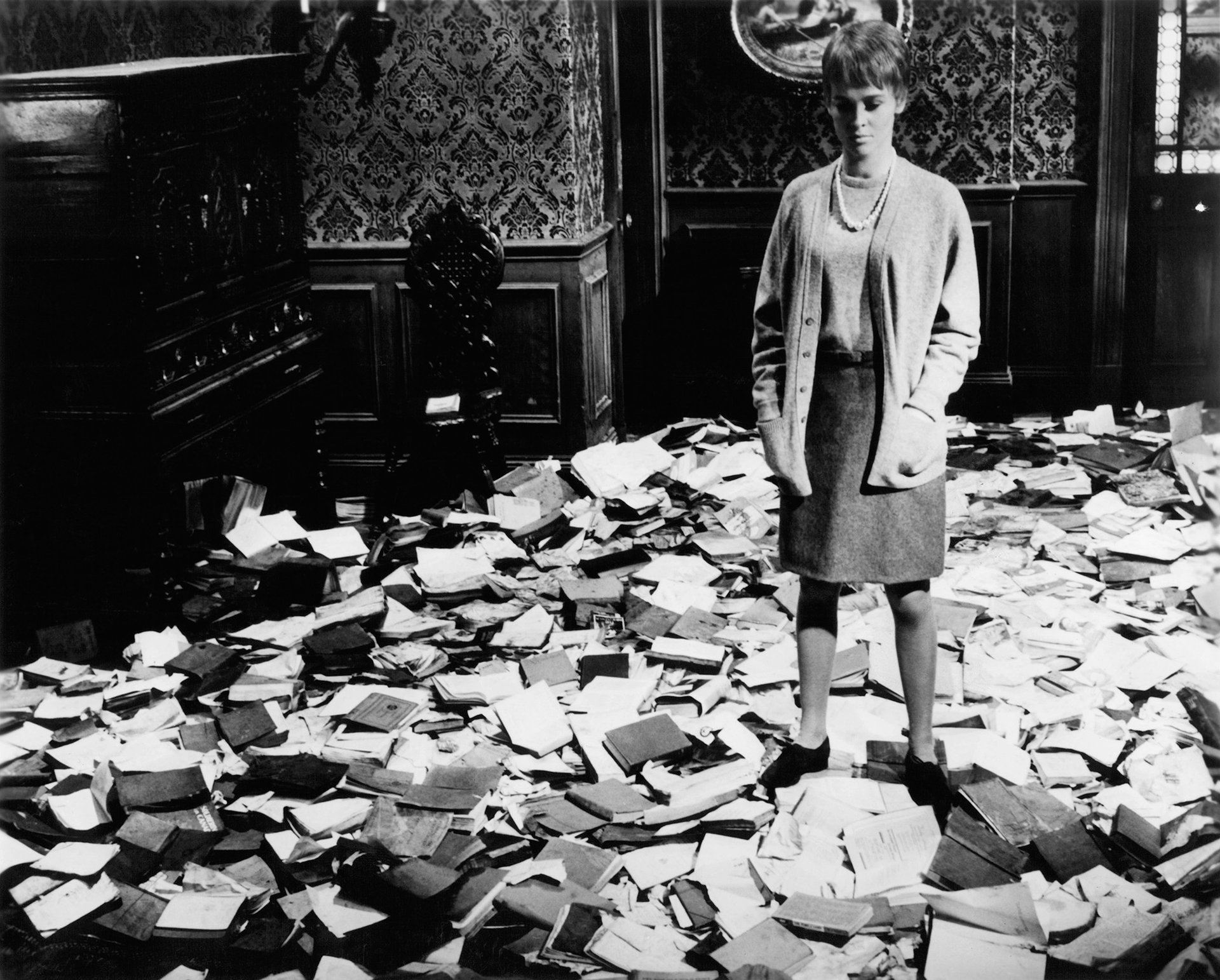 Spálit, nebo předhodit stroji? (Britská herečka Julie Christie ve filmu 451 stupňů Fahrenheita z roku 1966)