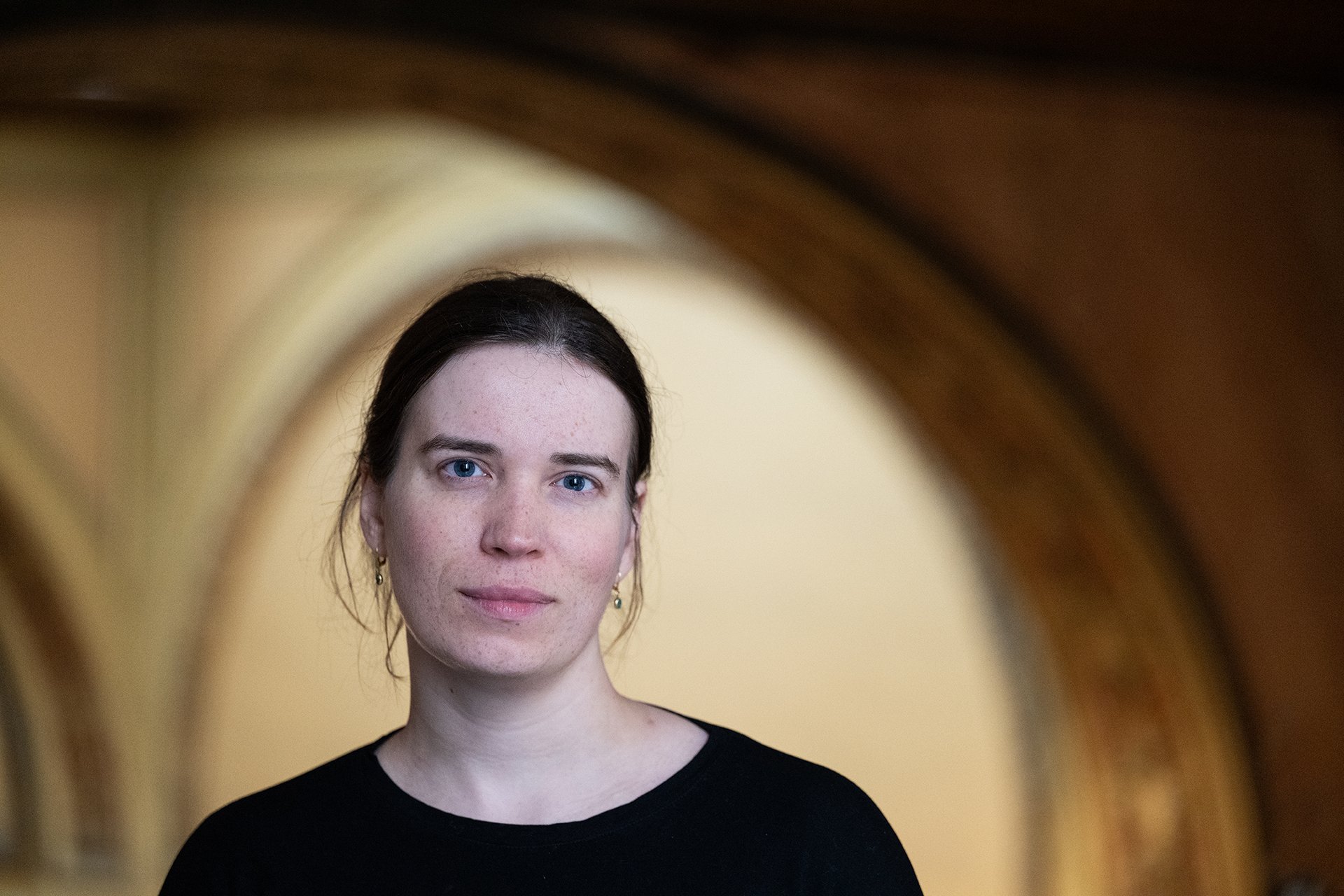 Se ženami z východní Evropy se na Západě pojí silný sexuální stereotyp blond, nevinných, čistých, poslušných dívek z Východu, nedotčených emancipací. 