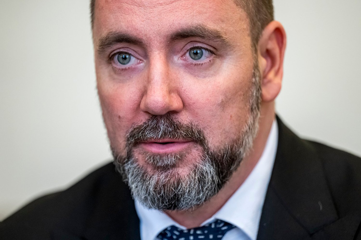 „Nádrž můžete taky znovu natankovat – tak už to s tou energií chodí.“ (Ministr Červený)