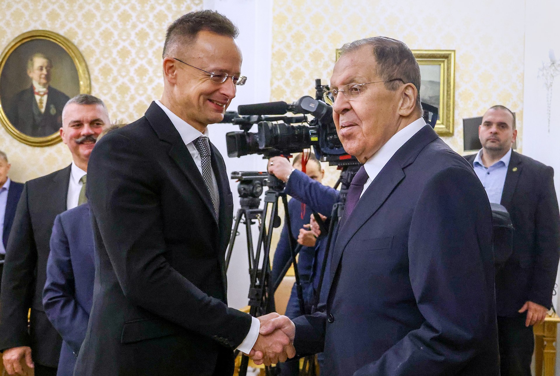 Zcela běžný diplomatický styk. (Szijjártó s Lavrovem v Moskvě)