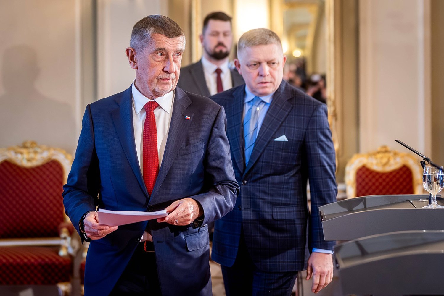 Babišova tour na podporu středoevropských autoritářů