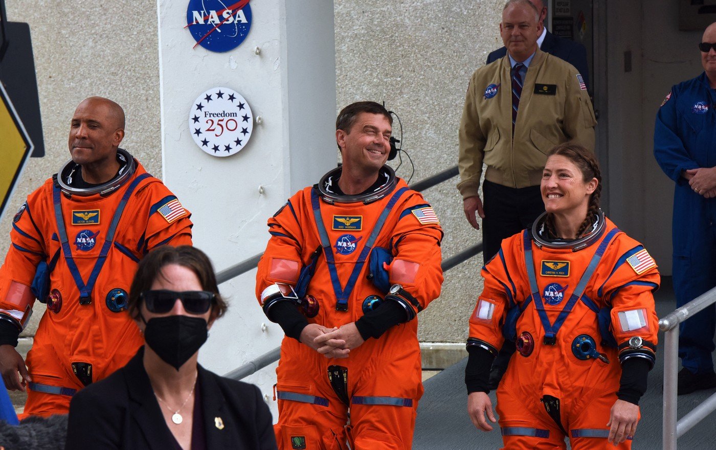 Victor Glover, Reid Wiseman a Christina Koch před startem