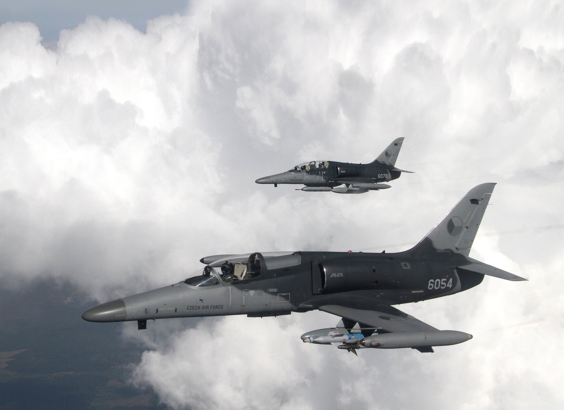 Letadlo L-159 Alca, L 159, lehký víceúčelový, bojový letoun, Armáda České republiky, letectvo, AČR, Aero Vodochody, Czech army, air forces, 21. základna taktického letectva Čáslav, Armáda České republiky, Vzdušné síly, pilot, letecký snímek