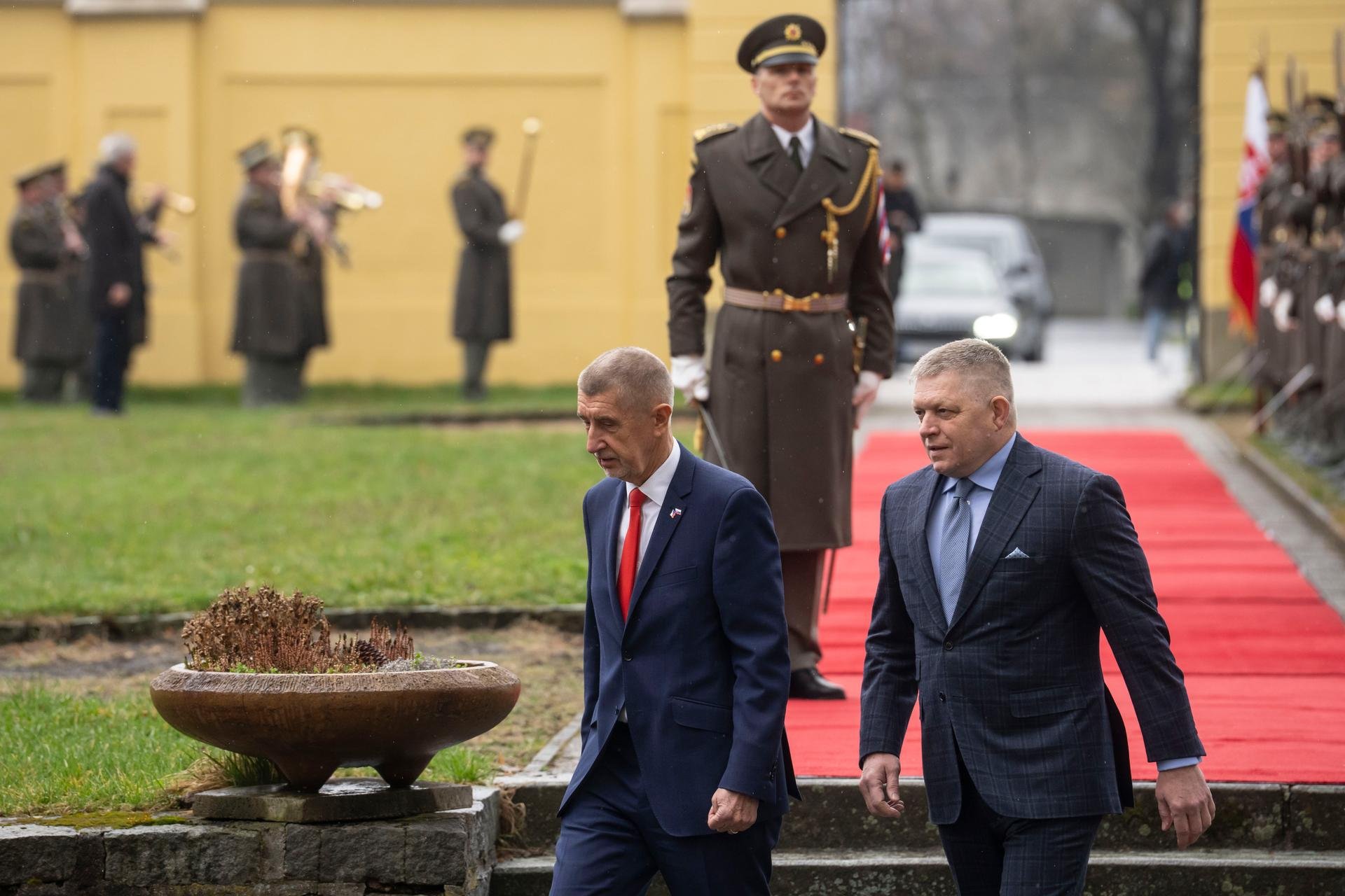 Zaparkovala česká zahraniční politika vedle Fica a Orbána? 