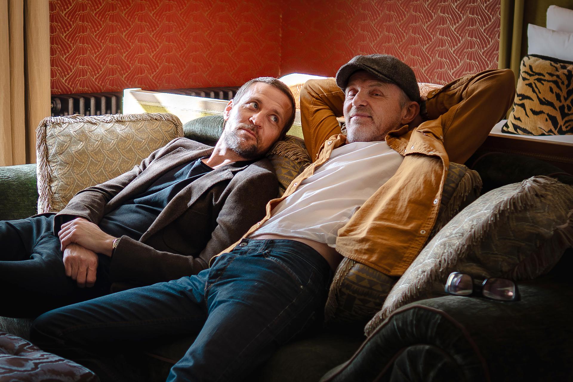 Nová kapitola. (Představitel hlavní role Tobias Santelmann a spisovatel Jo Nesbø během natáčení)