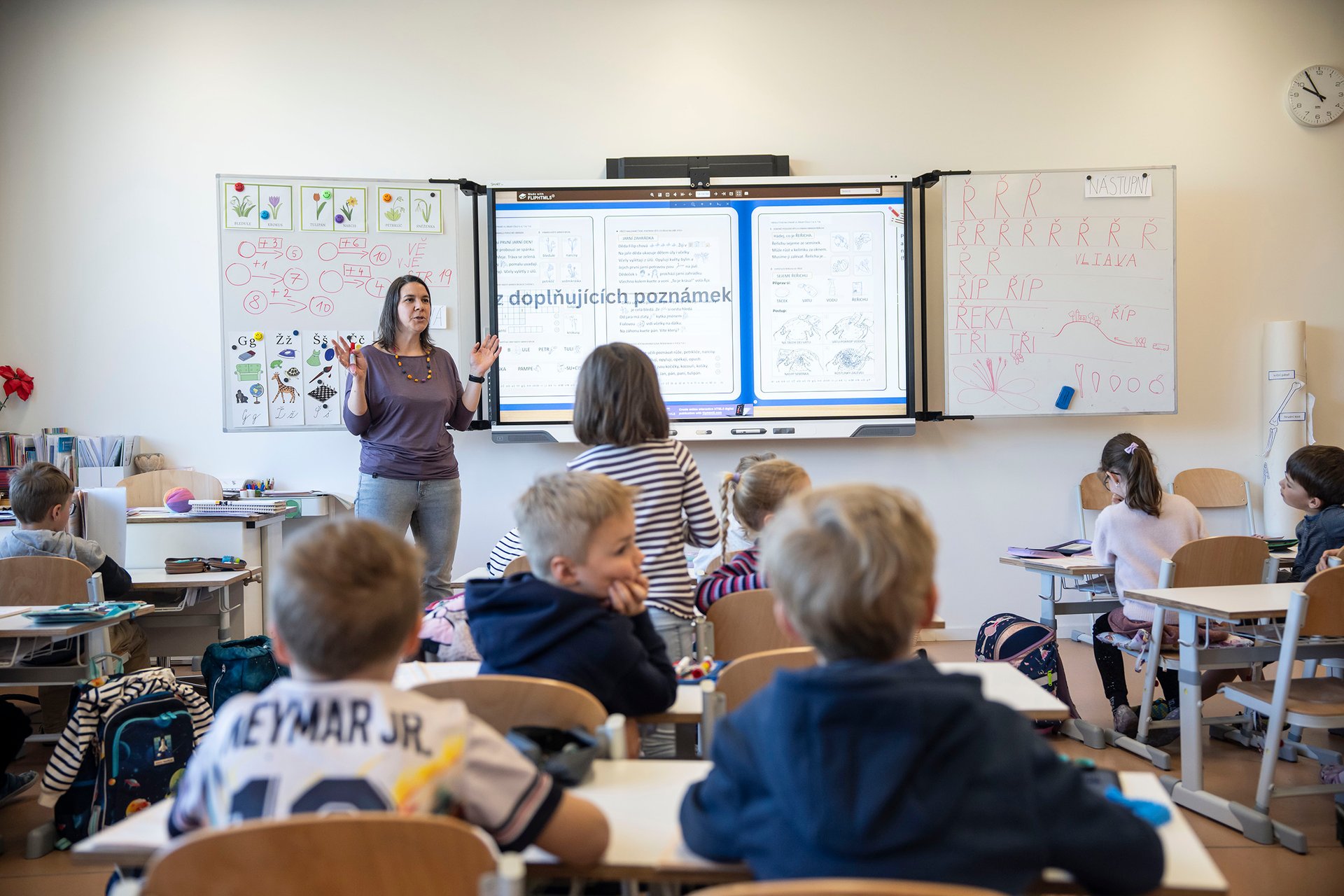 Děti se na Základní škole Vida učí klasicky v lavicích…