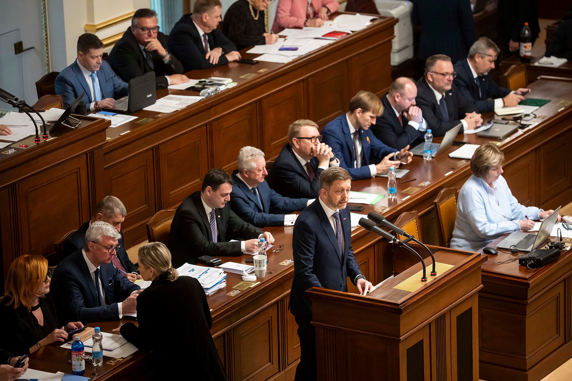 Program schůze podle opozice: bezpečnost, ekonomika a veřejnoprávní média.