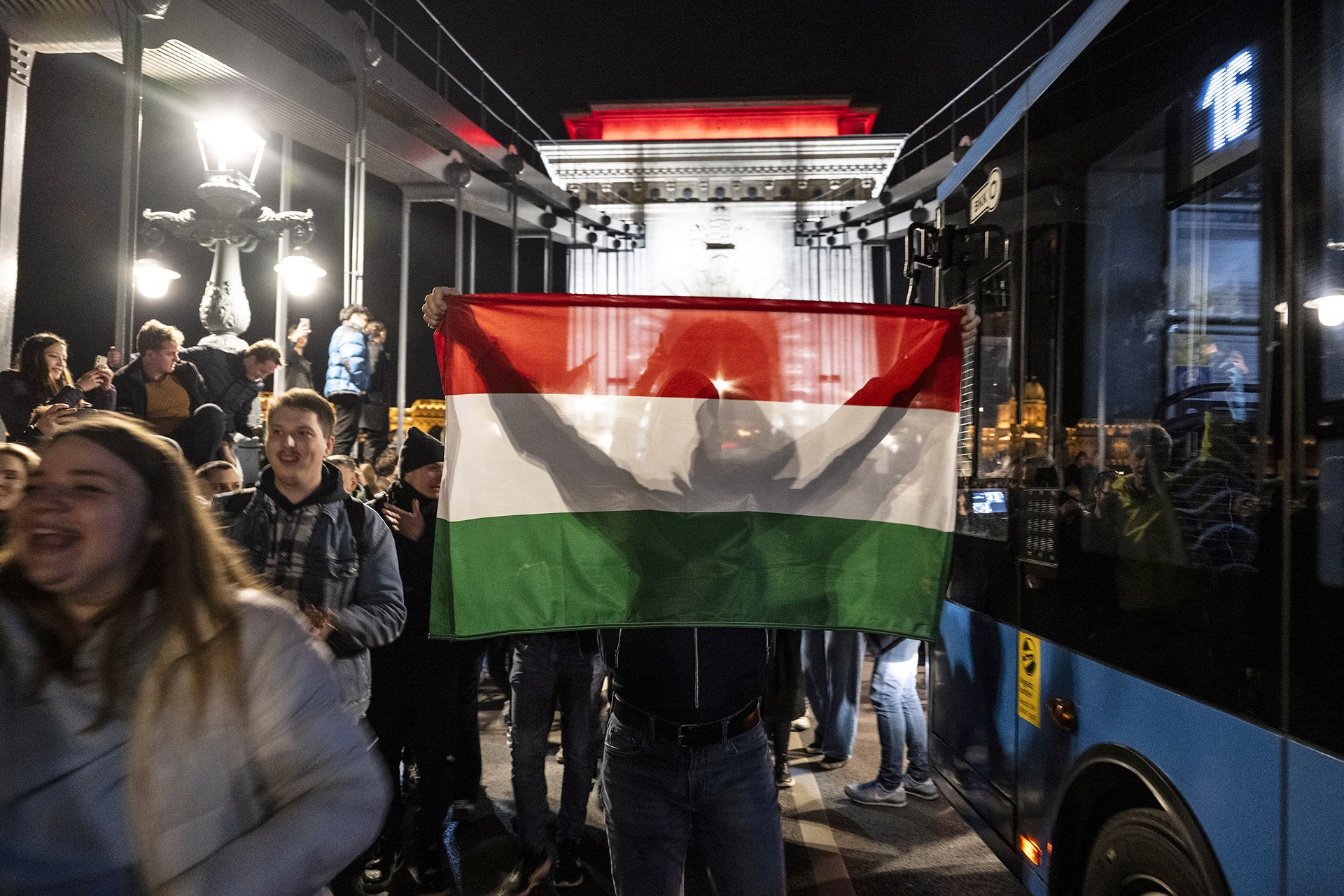 Právě hlasy mladých lidí a voličů z větších měst stály především za prohrou Orbánovy strany