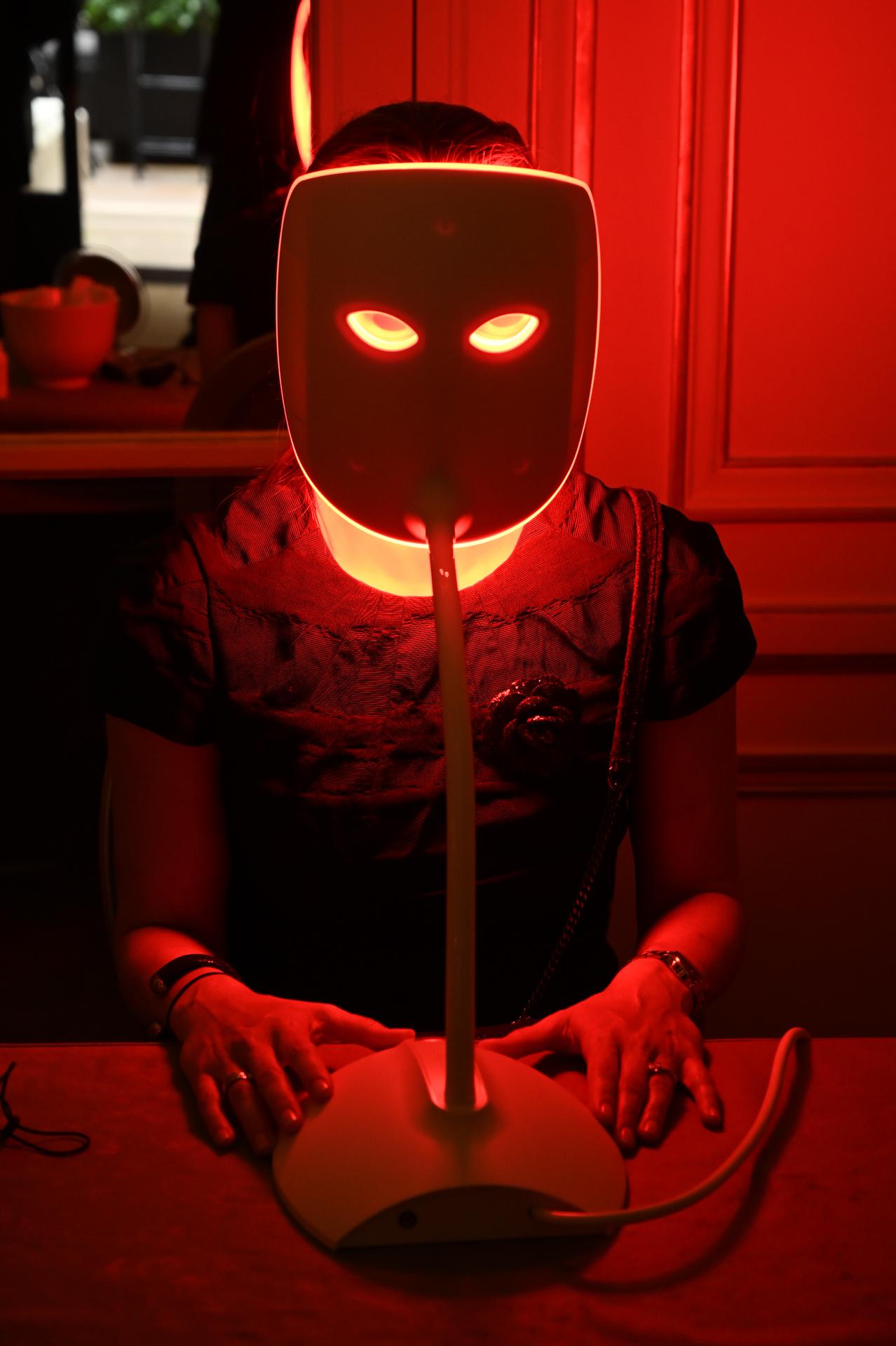 Krása díky světlu. )Maska pro fotobiomodulaci představená v roce 2021 v Paříži, jejímž úkolem má být „zhmotnit potenciál krásy“) 