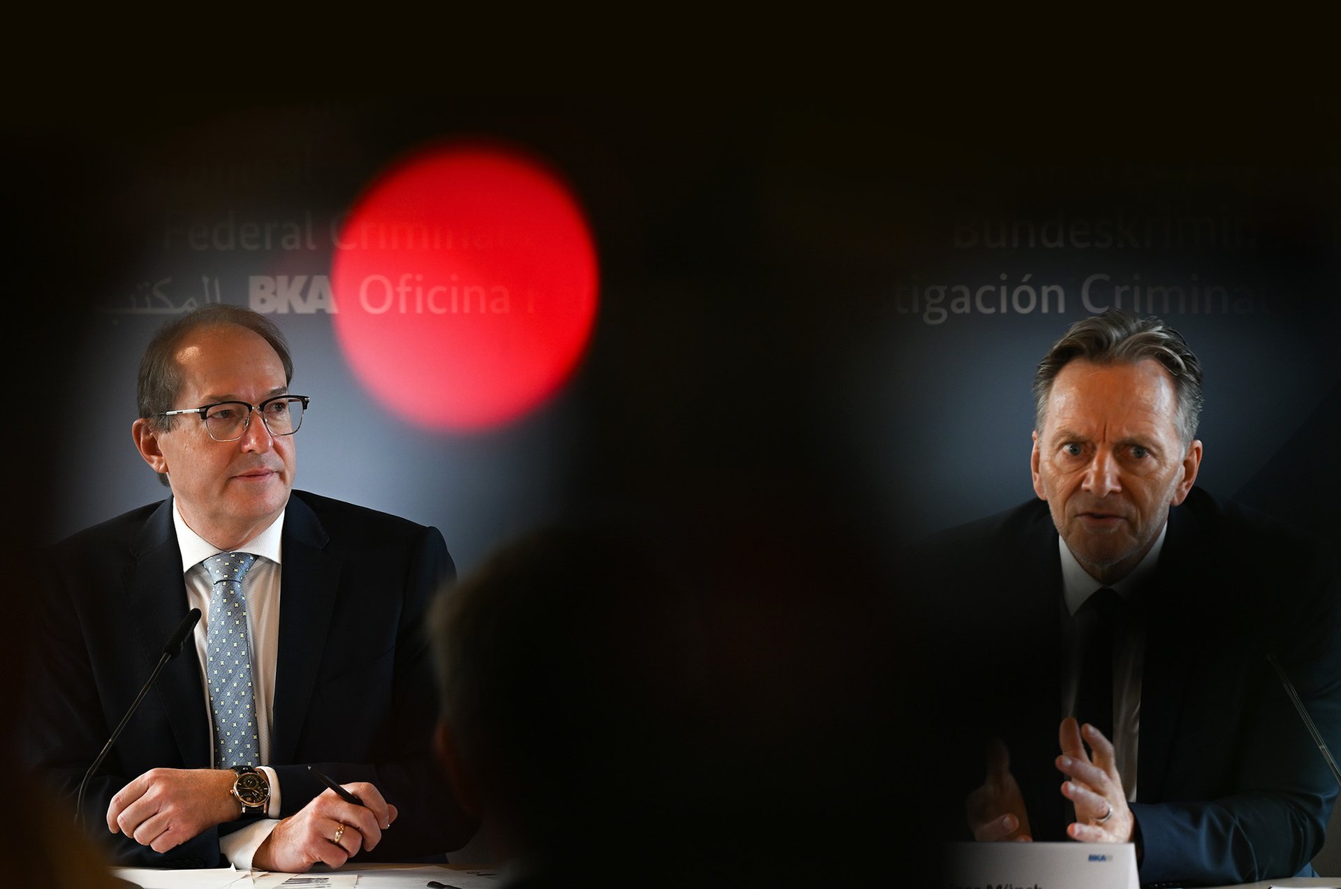 Německé bezpečnostní orgány mají zasahovat i v kyberprostoru, ať už se protivníci nacházejí v Mnichově, v Moskvě nebo třeba v Manile. (Ministr vnitra Alexander Dobrindt a šéf BKA Holger Münch)