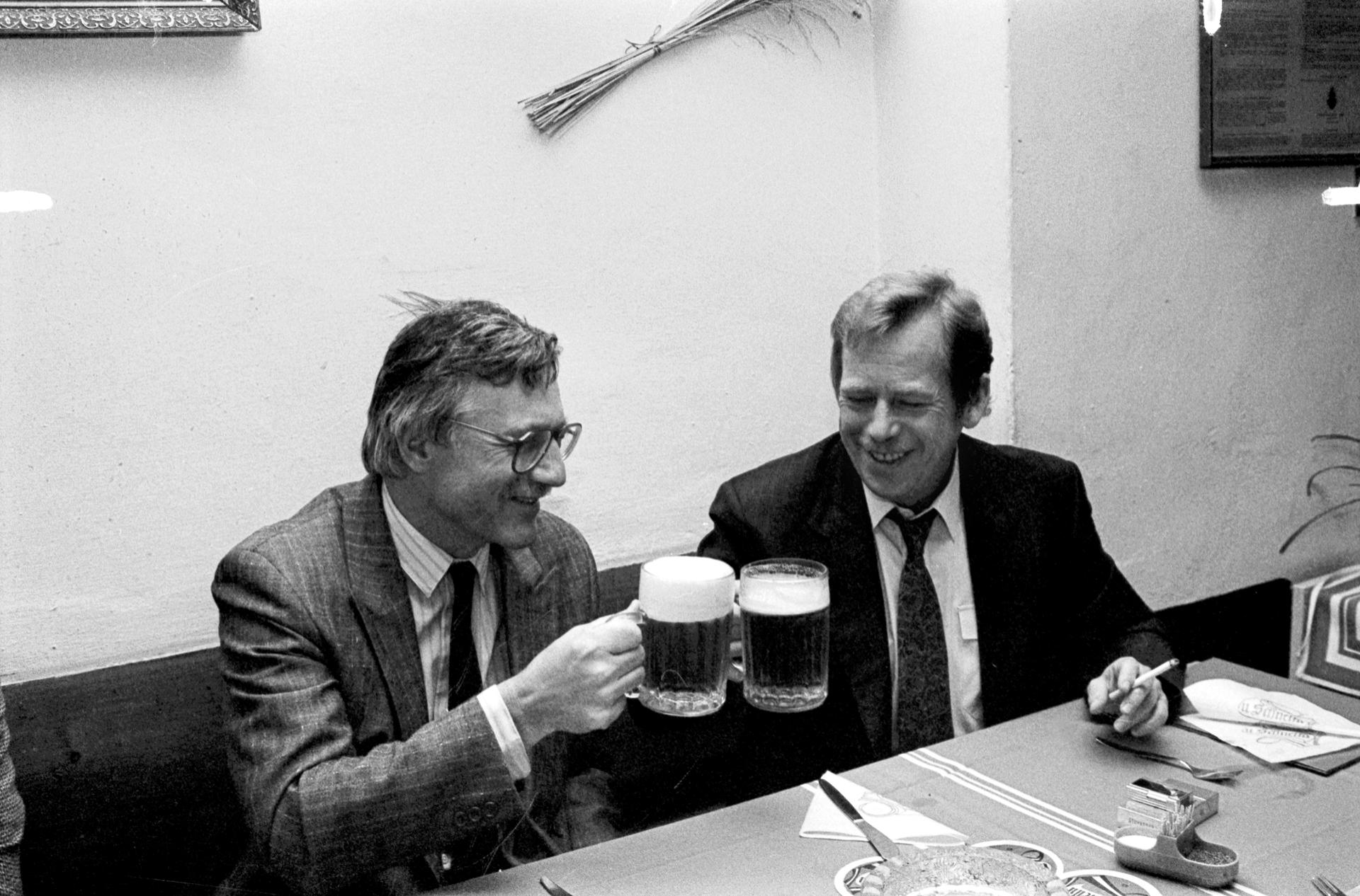 Tak ještě jedno, než přijde Babiš. (Václav Klaus jako předseda Občanského fóra a Václav Havel v době své prezidentury na obědě v pivnici U Schnellů, Praha, 1990)