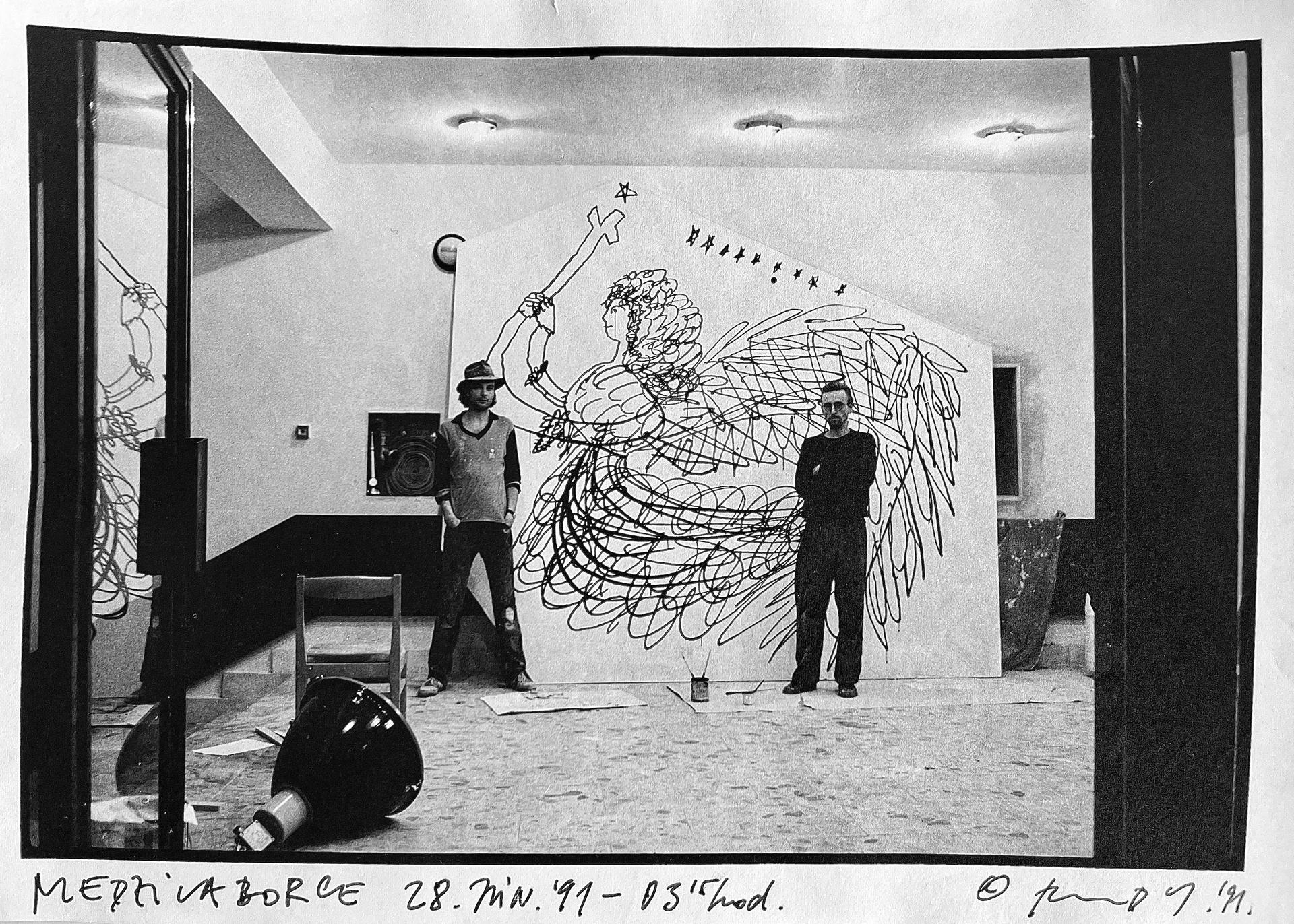 Rudo Prekop, anděl Júlie Warholové a Michal Cihlář v roce 1991 těsně před otevřením muzea. Jako předloha pro budoucí lustr jim sloužila jedenácticentimetrová perokresba Júlie Warholové (Velikonoční přání příbuzným „do kraju“), kterou objevili v místním rodinném archivu.