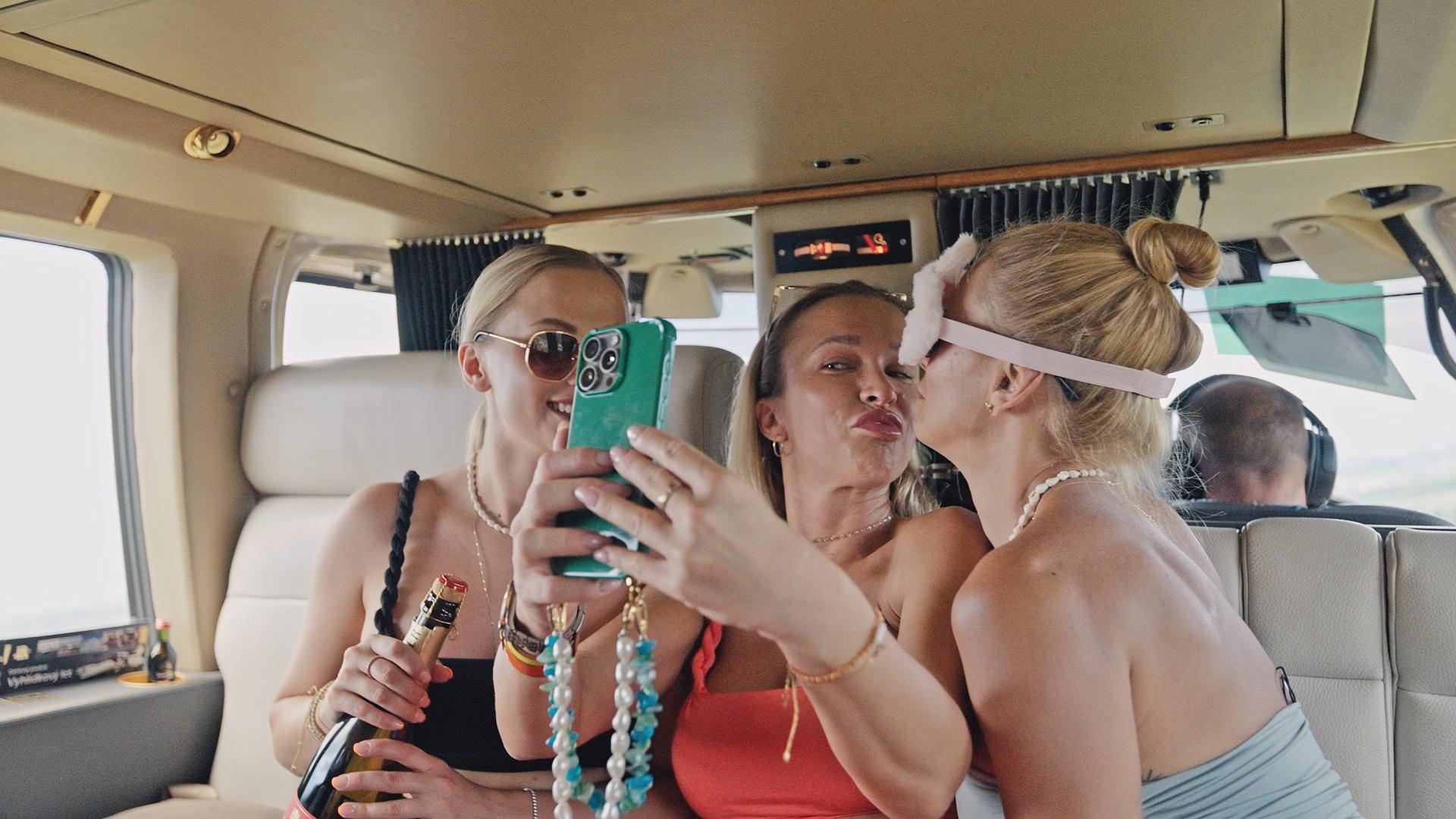 Hra na velký svět. (Hlavní postava reality show Nela Slováková letí kupovat kabelku)