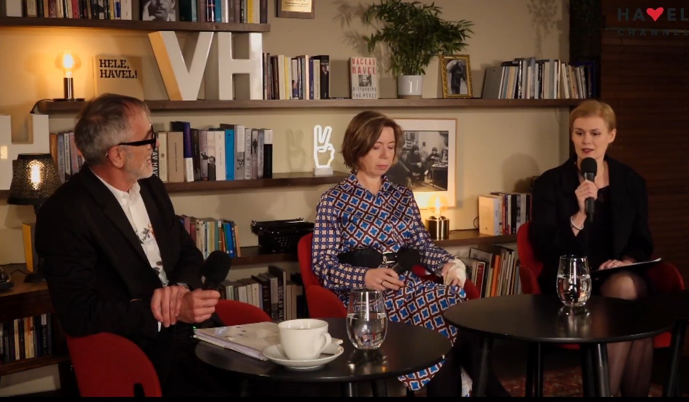 Do školy s mobilem, nebo bez? Rozhodnutí stále zůstává na ředitelích