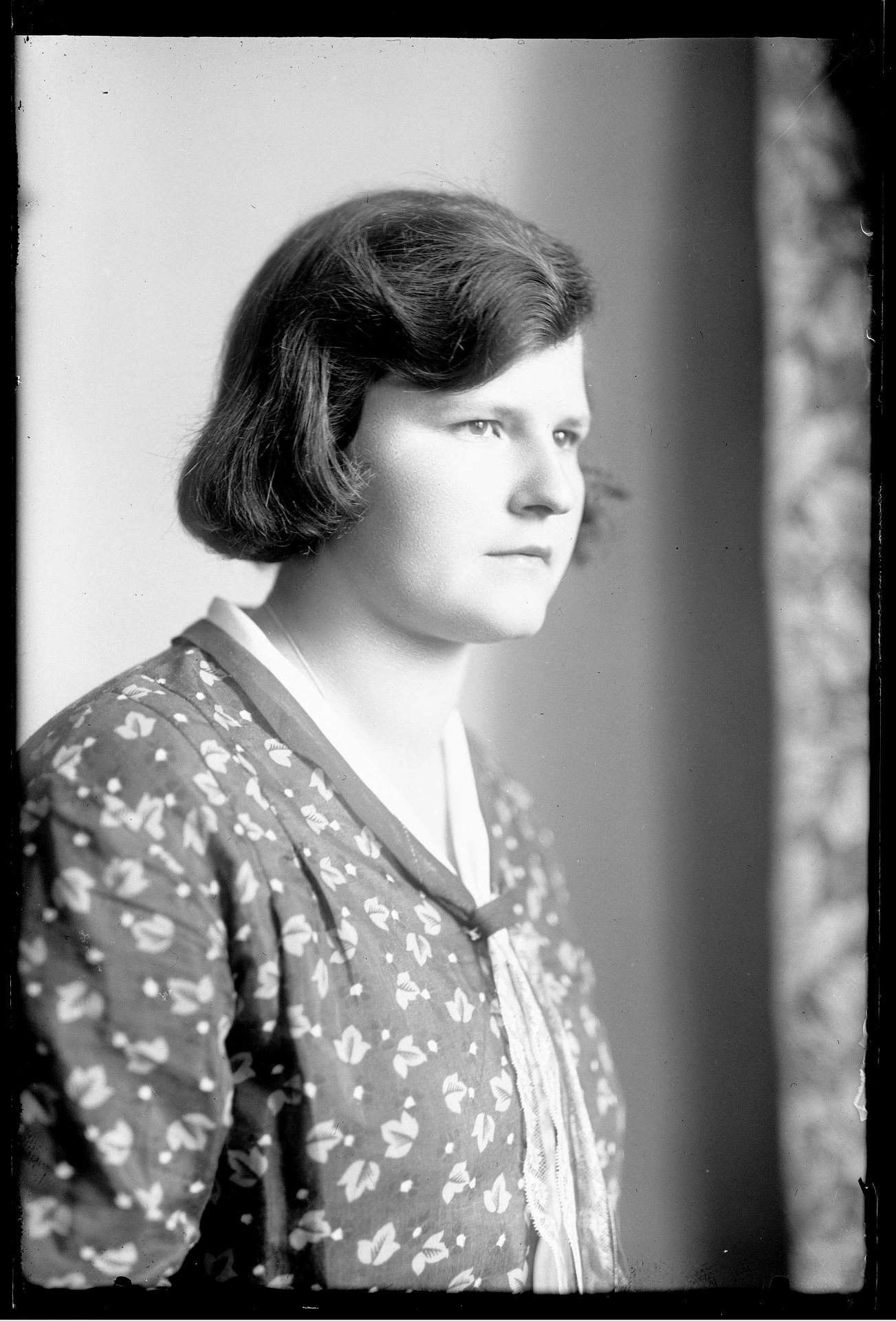 Pozůstatek feudalismu, který přetrval hluboko do 20. století. (Portrét služky, 30. léta 20. století)