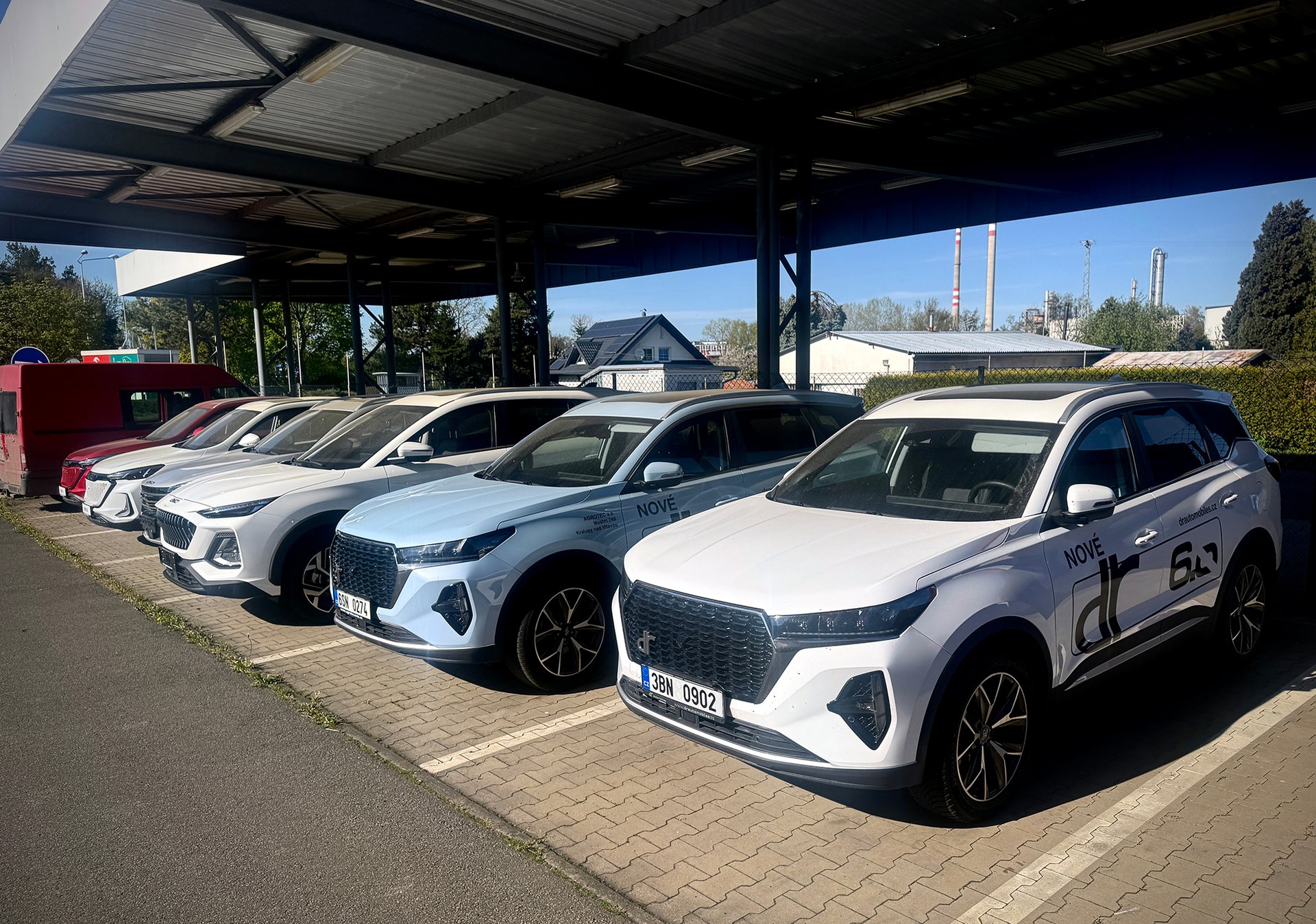 Italské, nebo čínské auto? Spíš to druhé. (Obchod Agrofertu v Kralupech nad Vltavou)