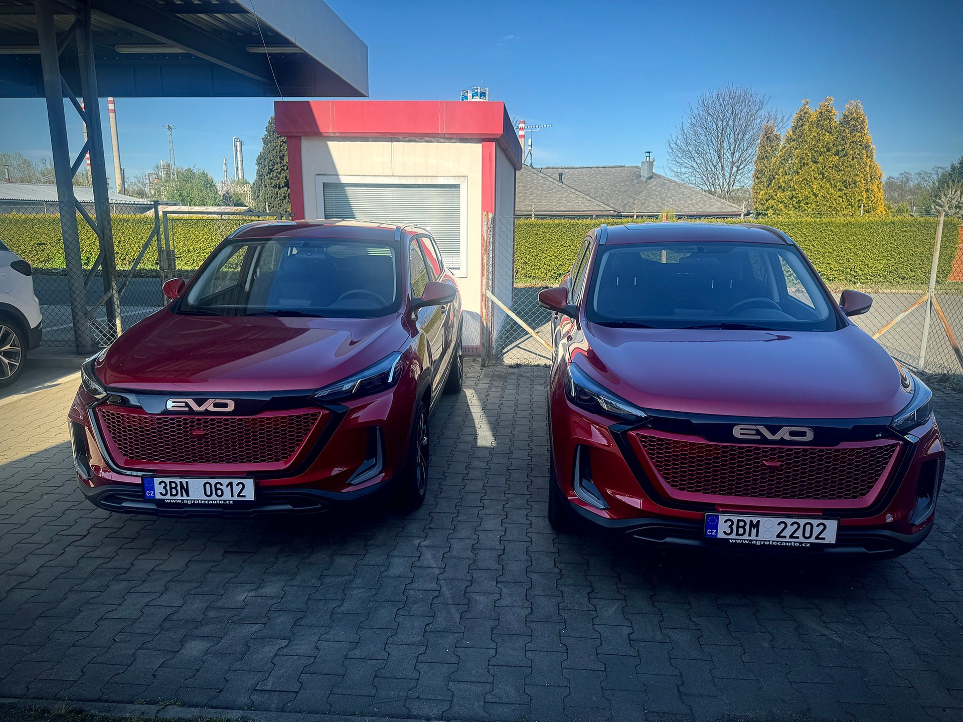 V Číně je údajně víc než sto automobilek a sklady mají plné. Stačí nakládat do kontejnerů a vymyslet logo, které nebude vypadat čínsky
Autor: Marek Švehla