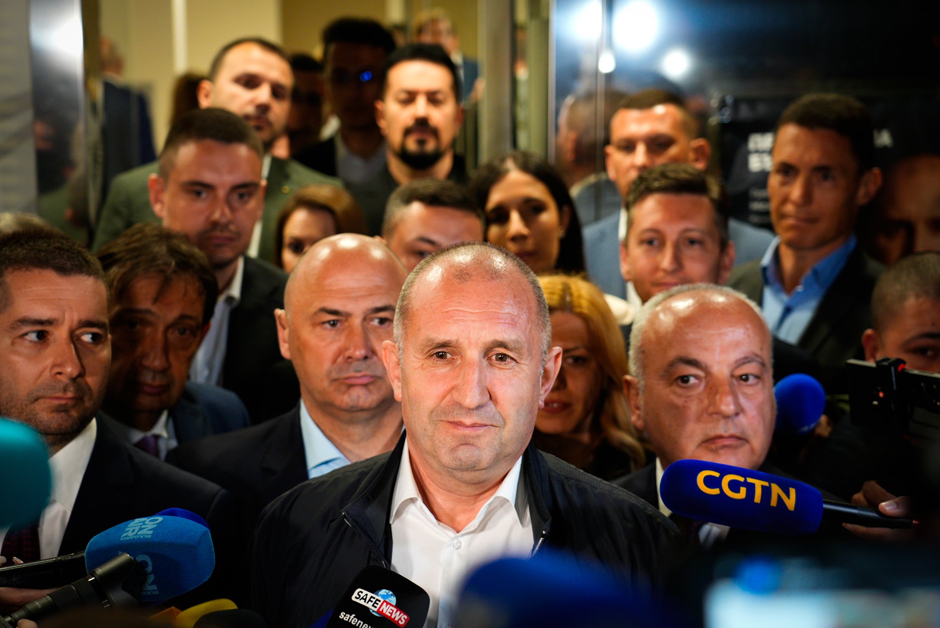 Premiér Radev je před volbami opatrný. Z incidentů zatím nikoho neobvinil.