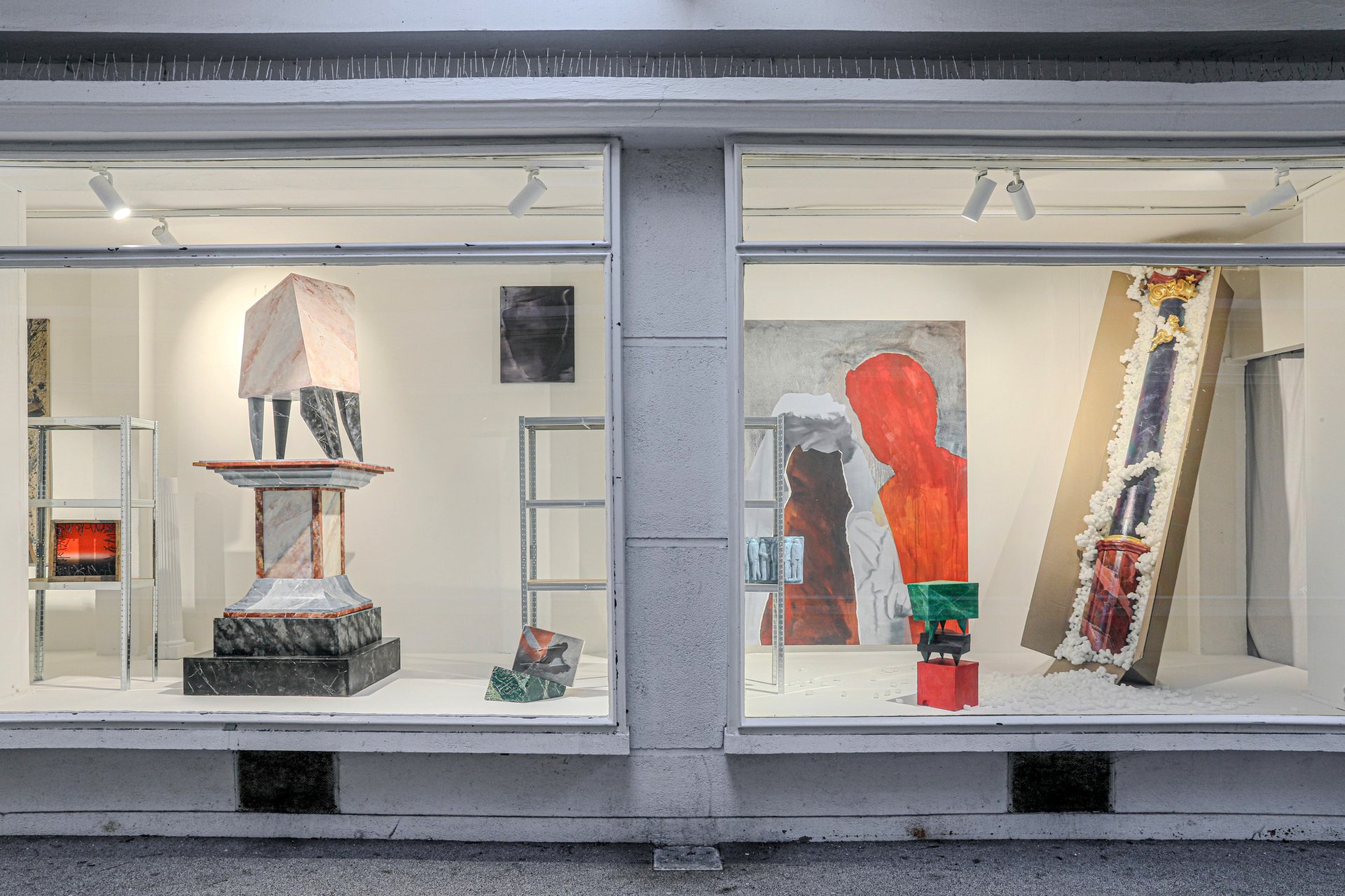 Výstava týdne: Mramor v krabici a kosa ve výloze – strhující dialog Buchtelíka a Szyrokého v ostravské pasáži Dukla