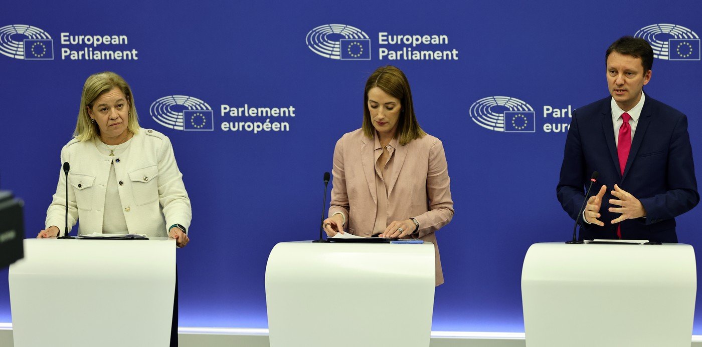 Zdvořilý poslech. (Carla Tavares s Robertou Metsola) 