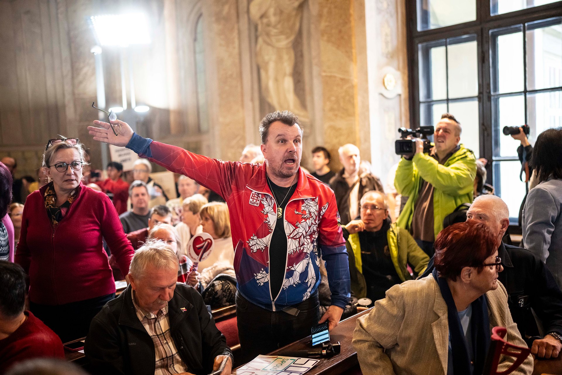 Tudy se jde k defenestraci. ( Jednání brněnského zastupitelstva) 
Autor: Milan Jaroš