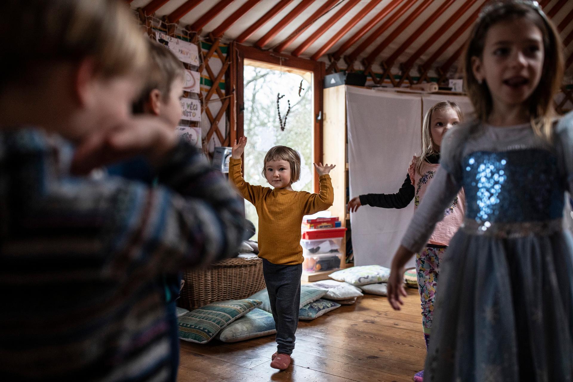 „Vidíme, že děti dokážou lépe pojmenovat i vyjádřit, co cítí, a projevují větší empatii nejen k sobě navzájem, ale jsou vnímavější i k emocím nás dospělých.“ (Ilustrační foto)