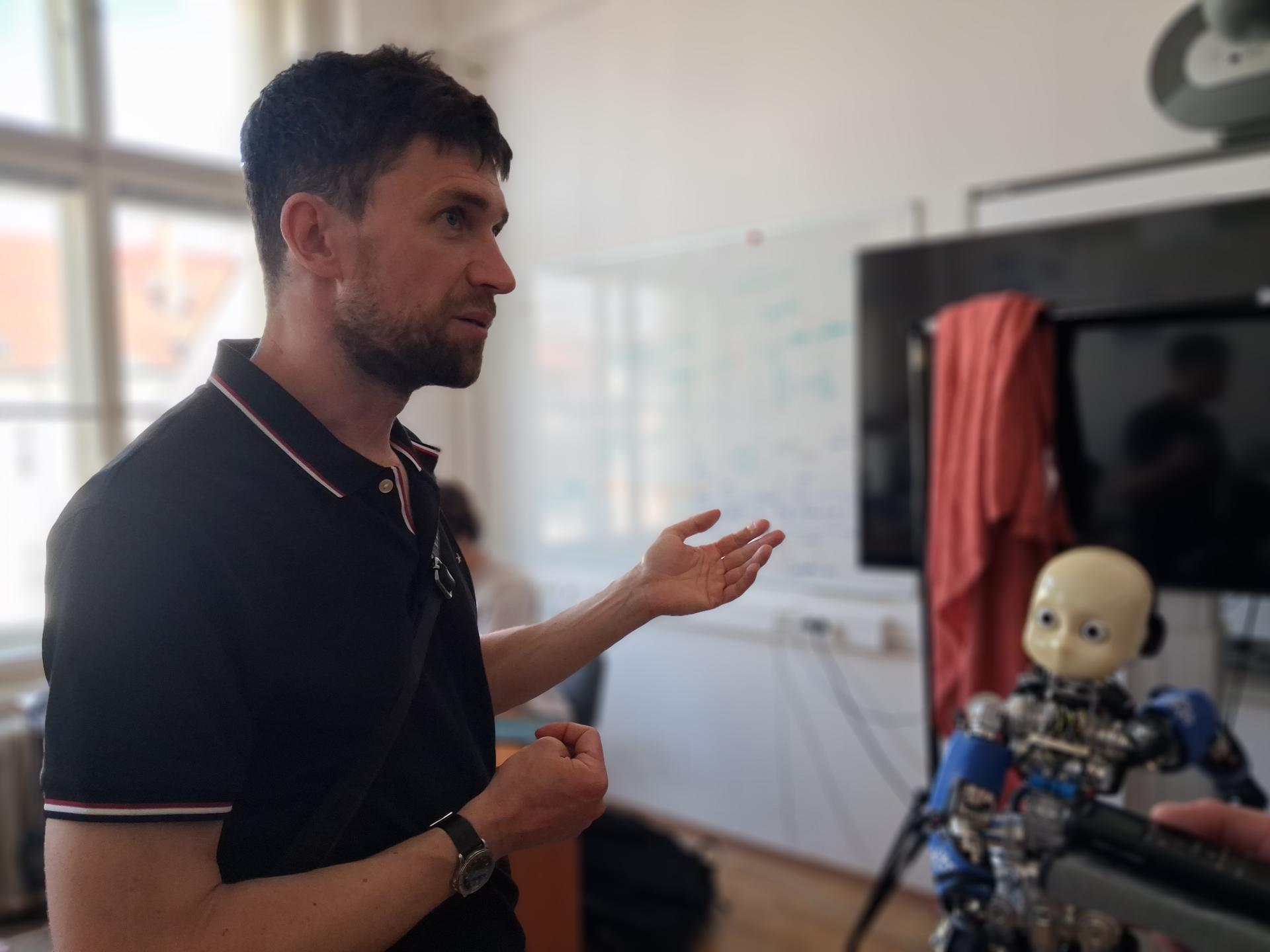 Matěj Hoffmann s robotem iCub
Autor: Štěpán Sedláček