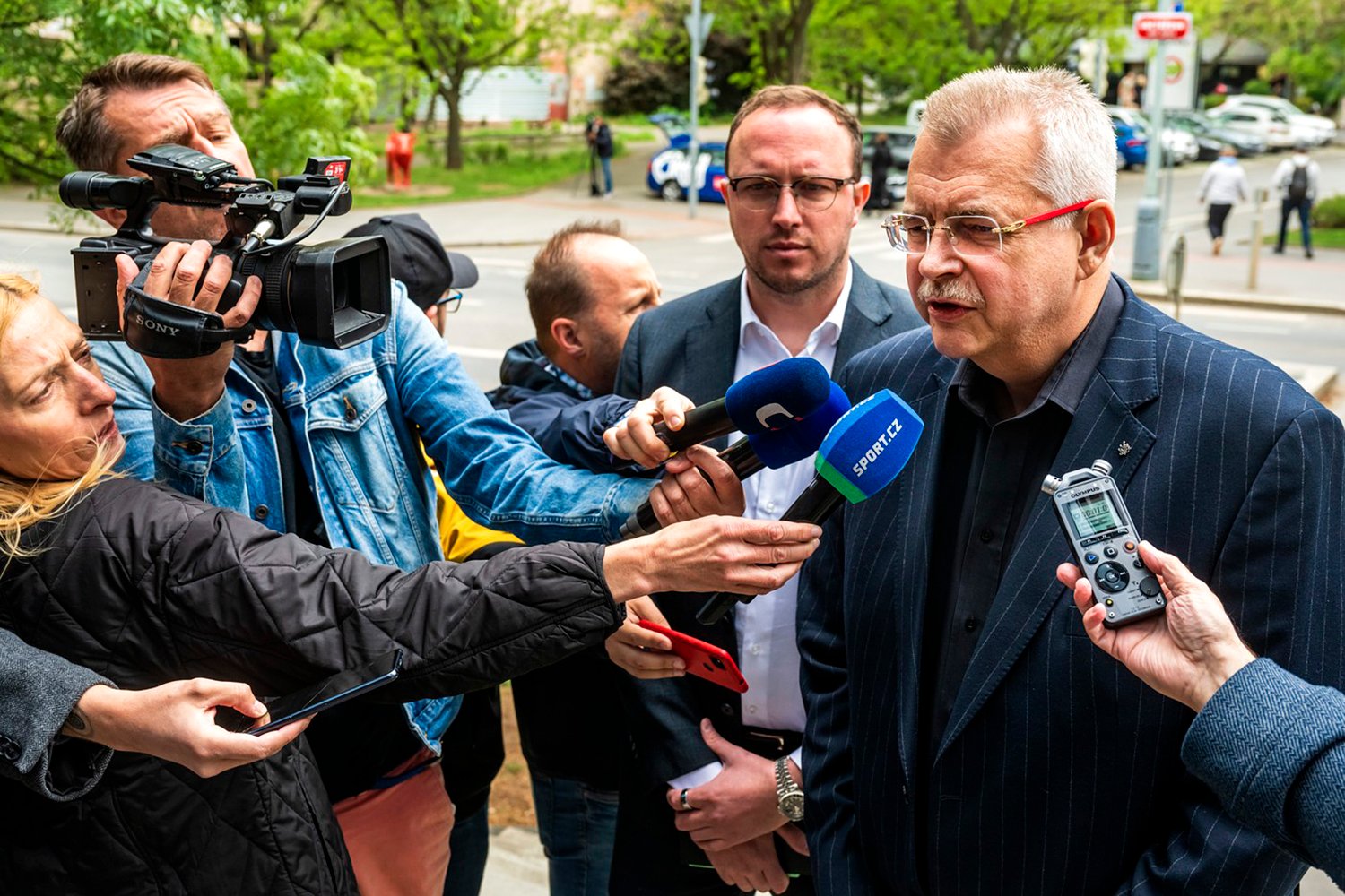„Zřetelně je část pořadatelské služby propojena s Tribunou Sever a vede to k takové situaci.“ (Tvrdík)