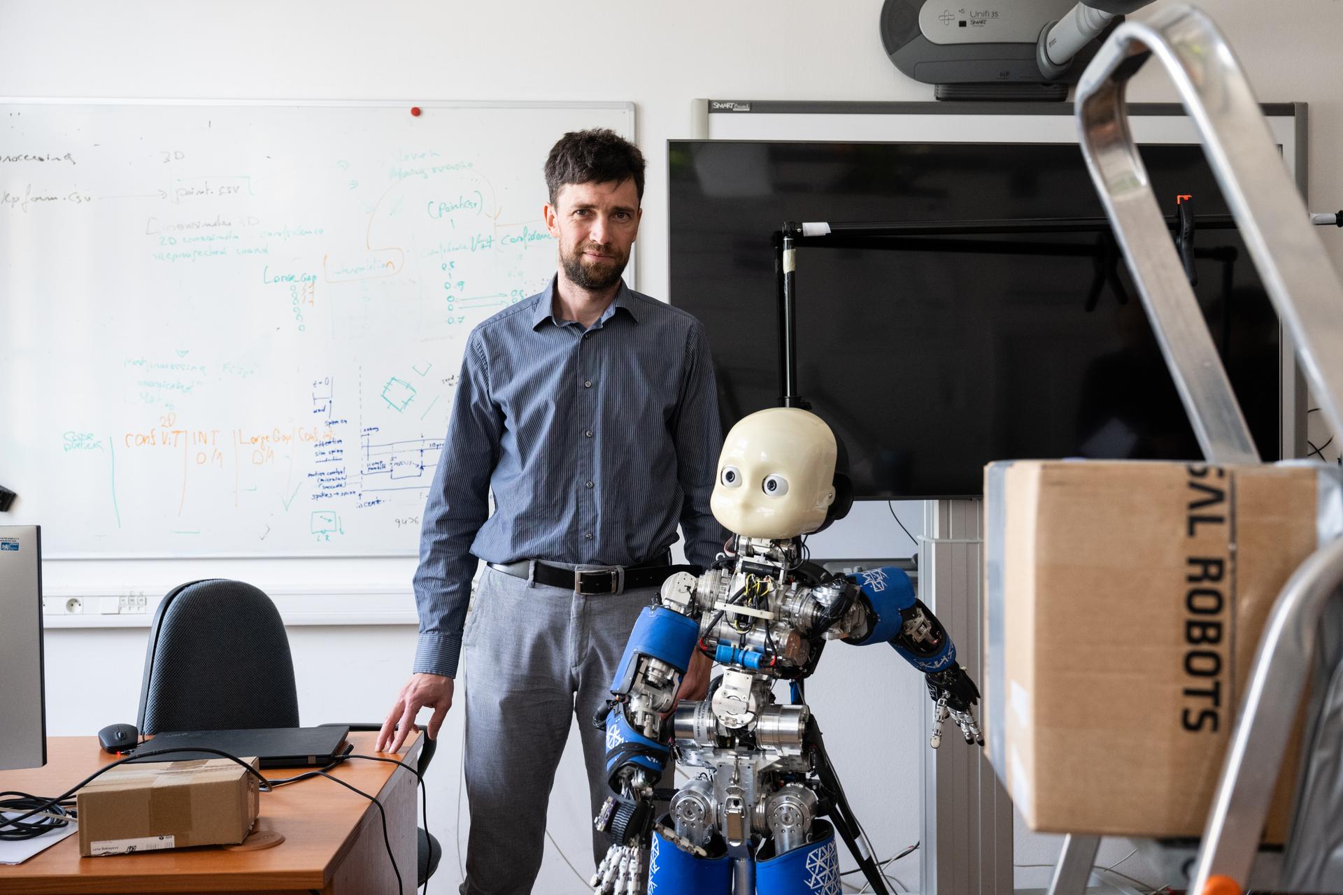 Matěj Hoffmann s robotem iCub
Autor: Matěj Stránský