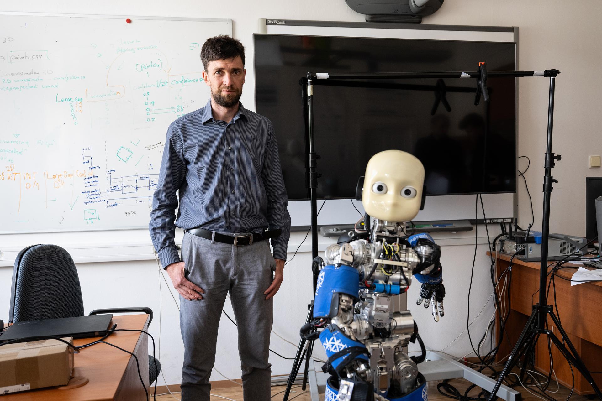 Matěj Hoffmann s robotem iCub, který se podobně jako děti učí poznávat sebe sama a své okolí. iCub si s vámi například zahraje karty a chová se ohleduplně – vyhýbá se vám a díky citlivé umělé kůži reaguje na dotek.
Autor: Matěj Stránský