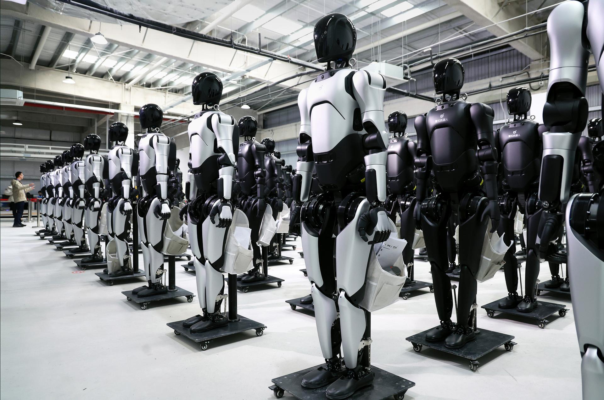 Hlásí se do zaměstnání. Sériově vyrábění roboti přední čínské firmy AgiBot sídlící v Šanghaji. Firma již vyprodukovala více než 10 tisíc humanoidů.
