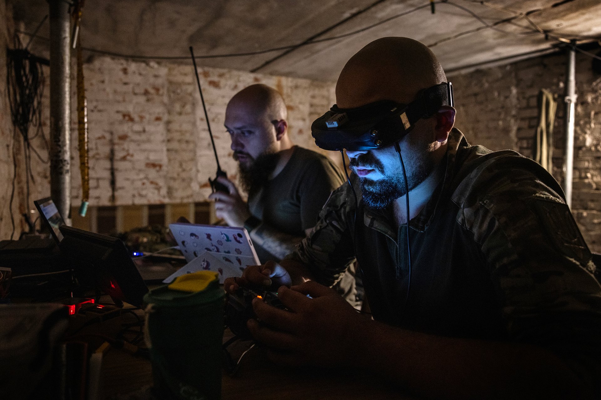 A Ukrainian soldier using a first-person view (FPV) headset flys an armed drone mission from a basement in the Kharkiv region of Ukraine, Aug. 24, 2024. (David Guttenfelder/The New York Times)
Autor: NYT