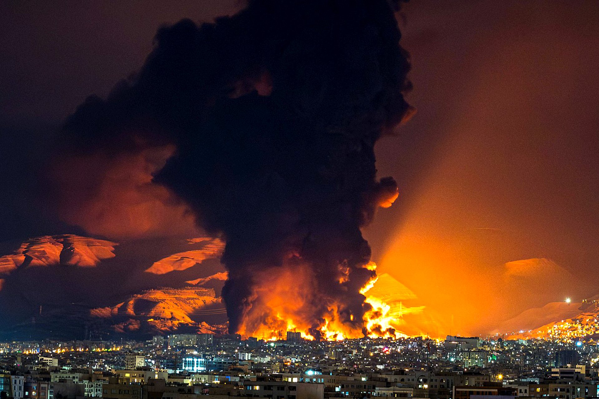  Spojené státy a Izrael bombardovaly Írán s drtivou účinností, přesto se jim nepodařilo režim svrhnout ani si od něj vymoci sebemenší ústupek. (Letecký útok na Teherán)
Autor: Sasan/MEI / Sipa Press / Profimedia
