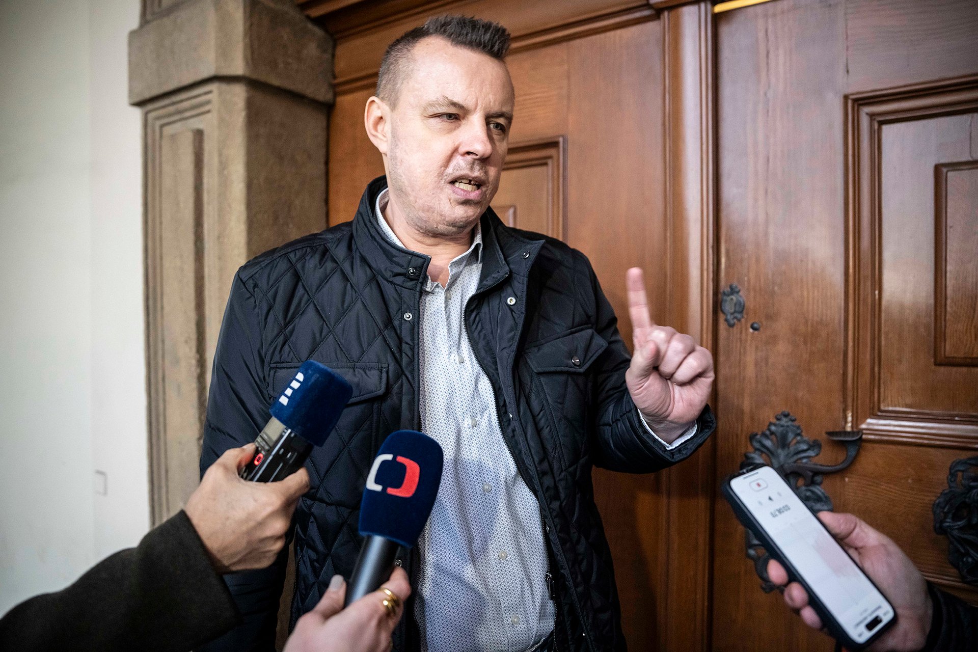 Jindřich Rajchl útočí na novináře.