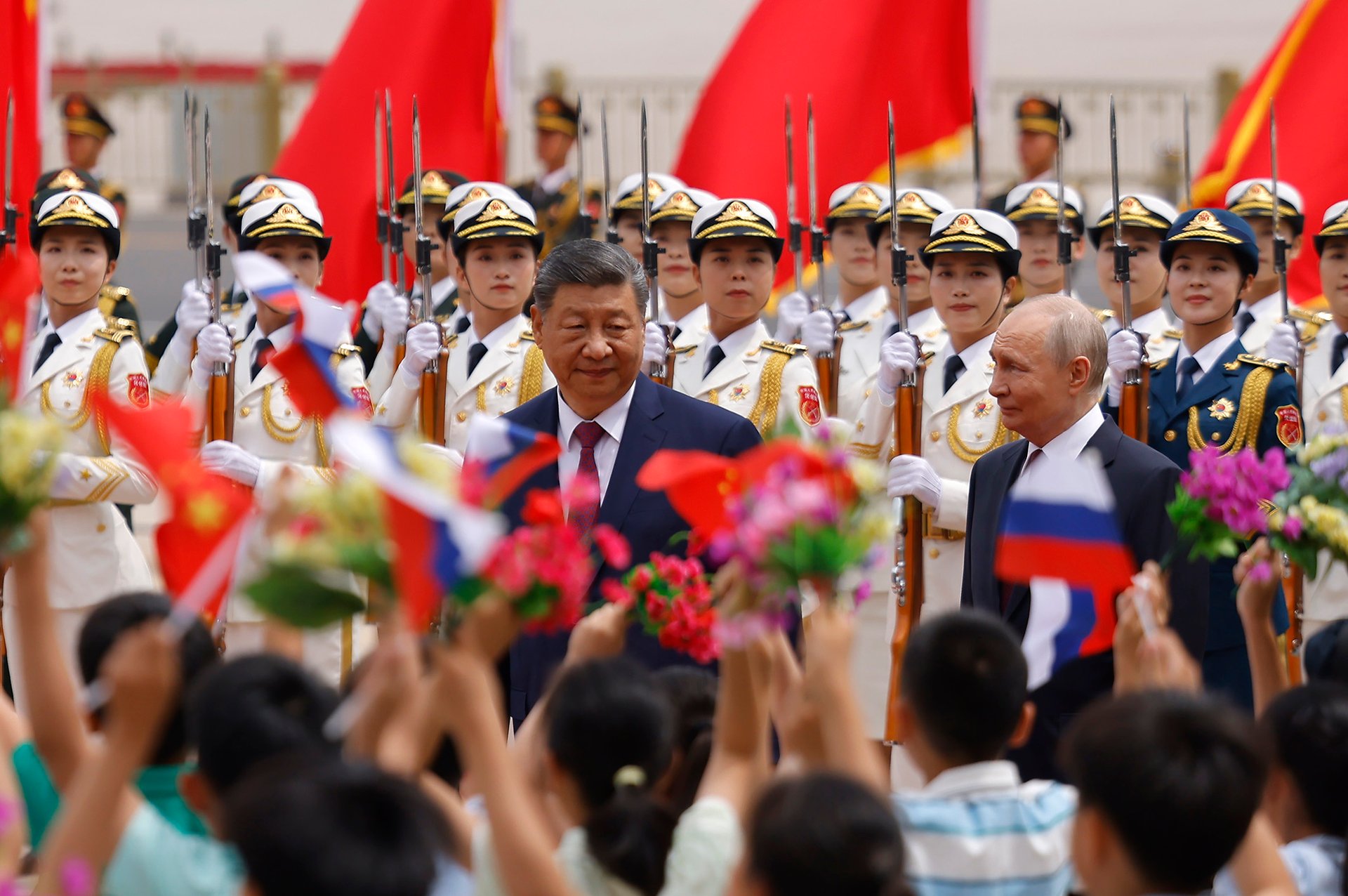 Po Trumpovi zamířil do Číny ruský prezident Putin.