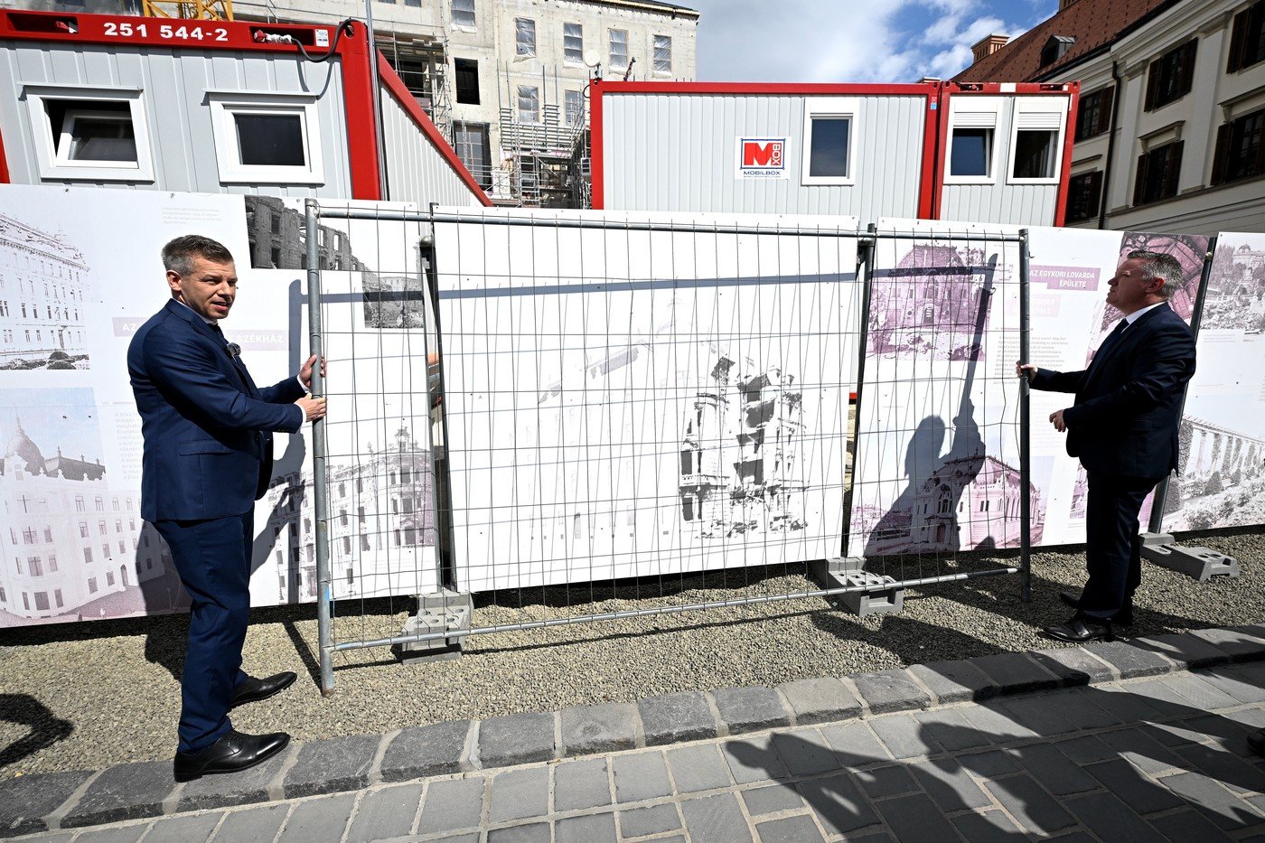 Změnu pořádků demonstruje Magyar různě: spolu se svými ministry vlastnoručně rozebral plot, který držel veřejnost daleko od sídla vlády