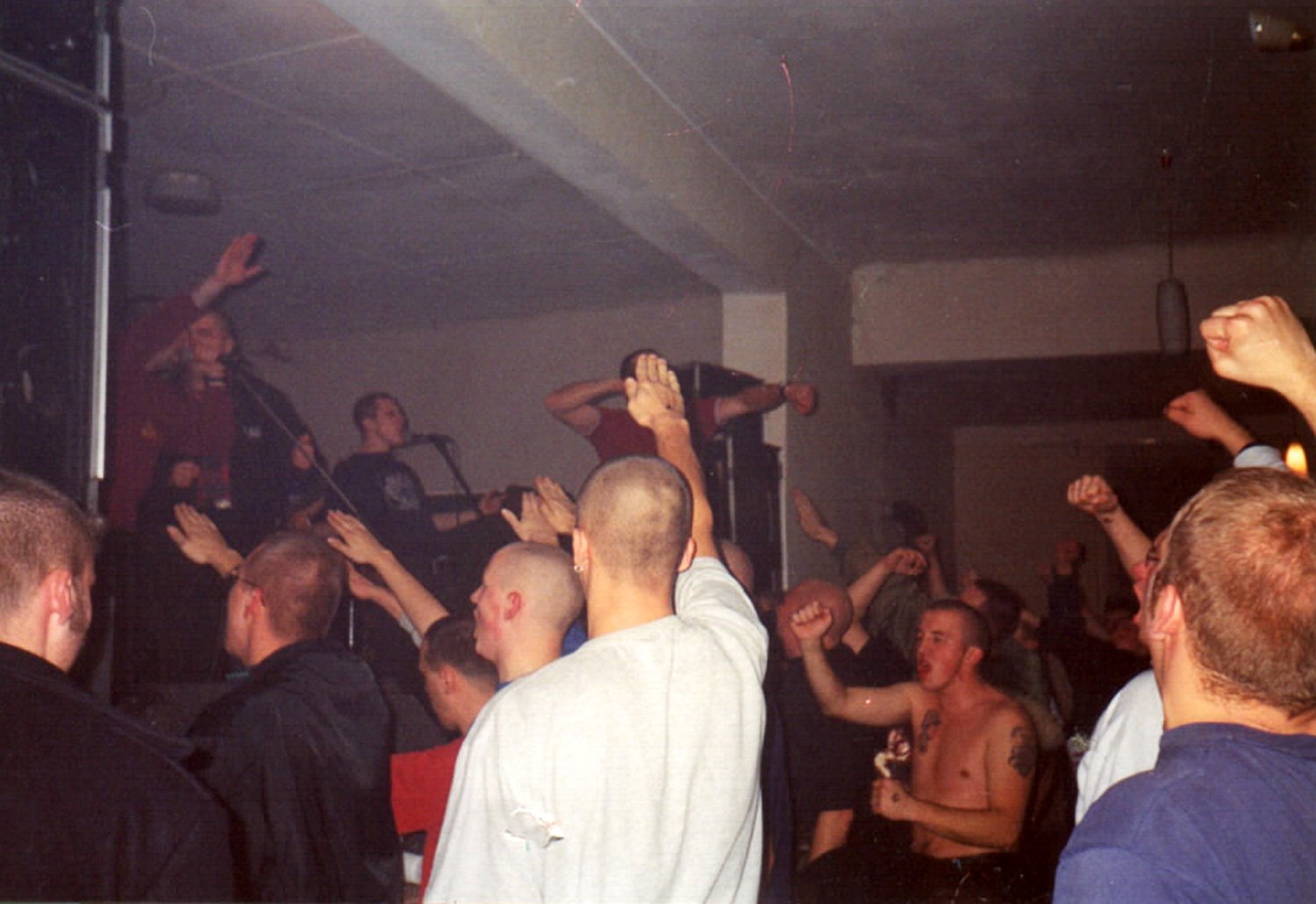 „Pro dnešního člověka je to těžko představitelné.“ (Neonacistický koncert, přelom tisíciletí)