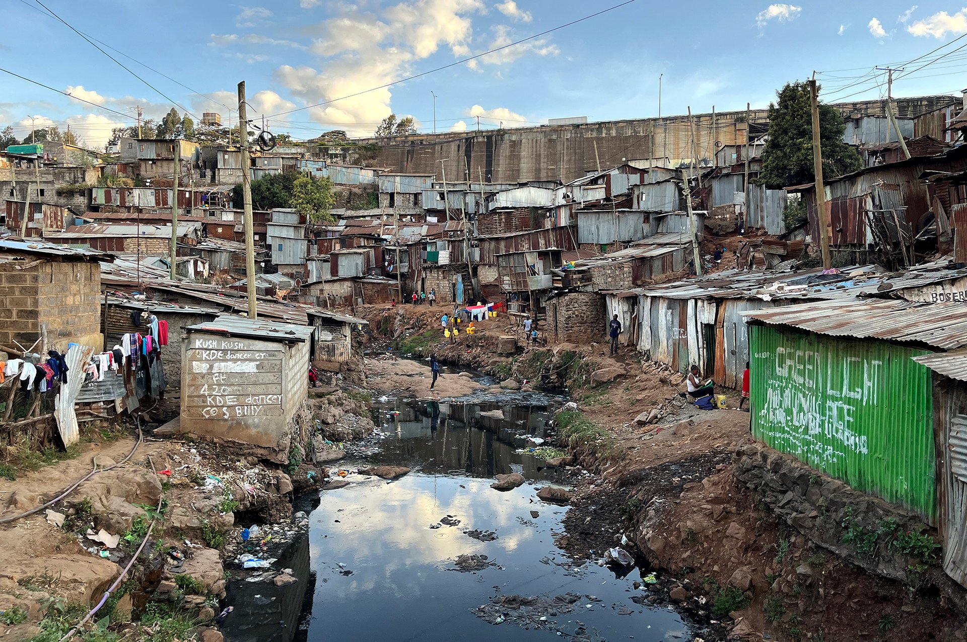 Není těžké podlehnout dojmu, že vidíme nezměrný a neměnný zmar. Jenže tento pohled klame. (Největší africký slum Kibera v Nairobi)
Autor: Tomáš Lindner