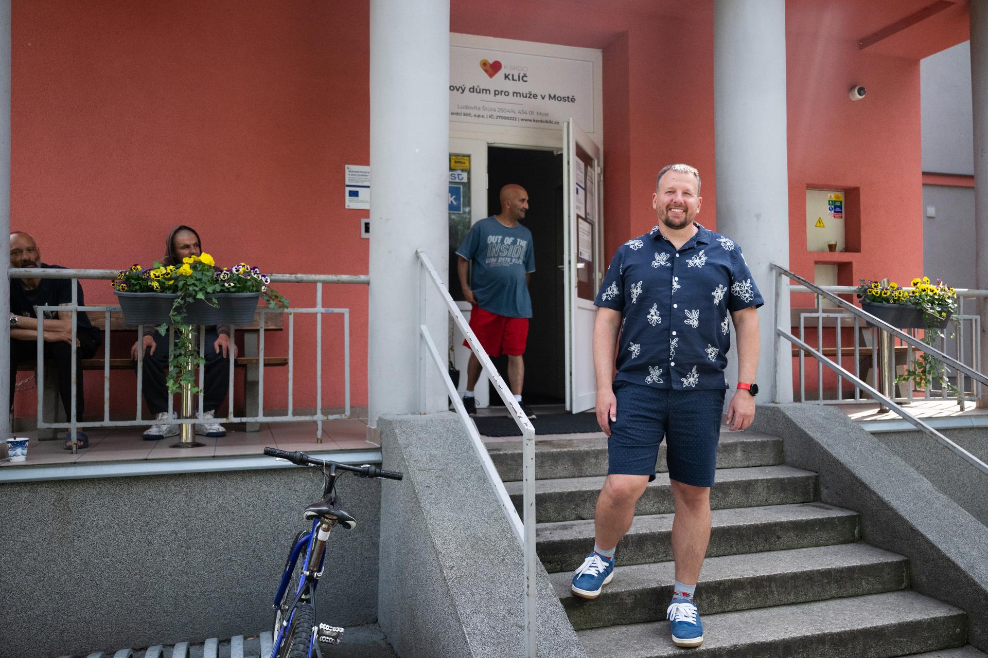„Místo toho, aby se těm lidem pomohlo usadit se na trhu práce, tak budou odkláněni směrem k demotivaci a v nejhorším případě i k radikalizaci.“ (Karel Komárek z organizace K srdci klíč) 
