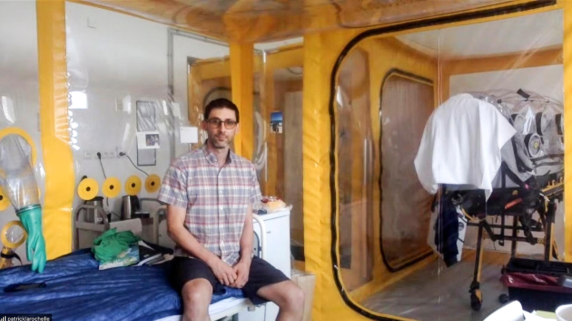 Bylo skvělé spatřit světlo. (Patrick LaRochelle v bioboxu na Bulovce. Fotografie je nekvalitní, protože je focená přes obrazovku počítače, k pacientovi se v současné době nesmí.)