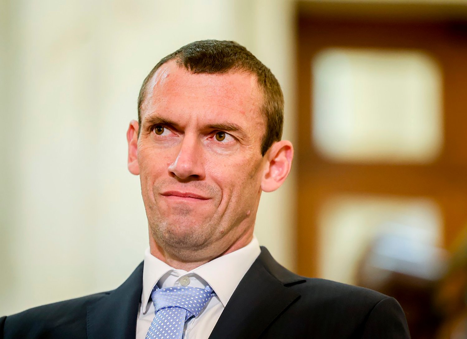Někteří stávkují, jiní sami odcházejí – ale jeden z nich zůstává.