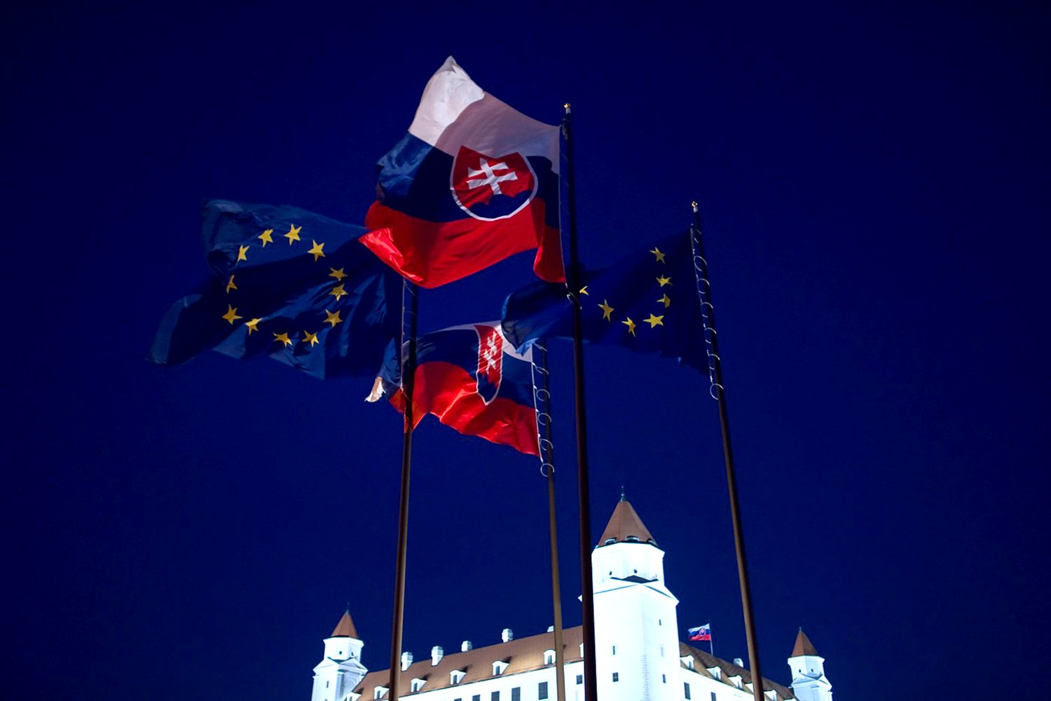 Ján Markoš: Proč Evropskou unii máme i nemáme rádi? Robert Fico přiznává, že jsme sice chudší než jiné země Unie, ale zato víme, kdo je muž a kdo je žena. A do toho křičí Milan Uhrík s Milanem Mazurkem, že EU je zkažená.
				