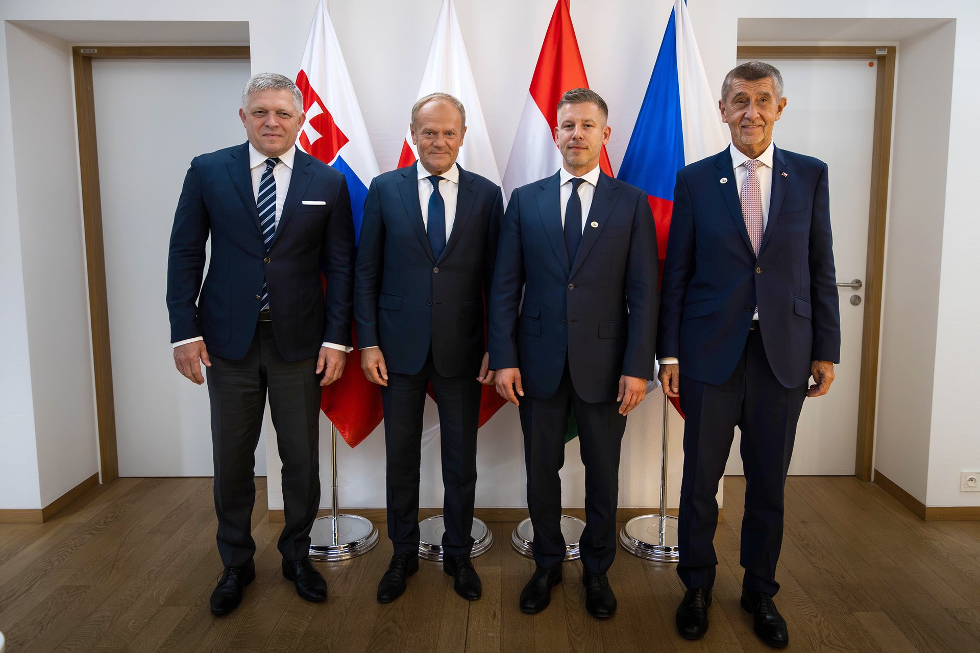 Podle maďarského premiéra má V4 obzvlášť teď obrovský význam. (Zleva Fico, Tusk, Magyar a Babiš)