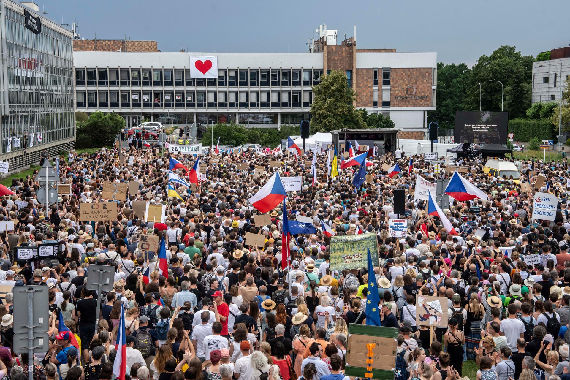 Demonstrace na podporu veřejnoprávních médií Tisíce lidí se dnes odpoledne po 16:00 vydaly na pochod na podporu veřejnoprávních médií, který organizovalo uskupení Milion chvilek. Od stanice metra Pražského povstání se vypravili k budově České televize. Vláda tento týden schválila návrh zákona, podle něhož se mají rozhlasové a televizní poplatky od ledna zrušit a peníze mají média dostávat ze státního rozpočtu. Podle vládní koalice zrušení poplatků uleví lidem i firmám. Částka by se měla vrátit na úroveň let 2008 až 2024.