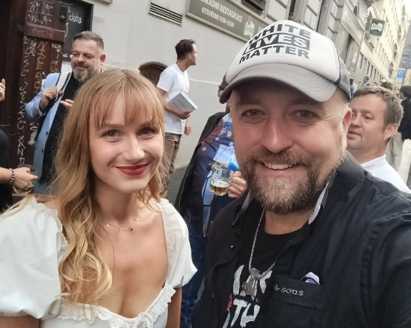 Lívia Pavlíková s odsouzeným neonacistickým vrahem Vlastimilom Pechancem.
Autor: Repro Instagram Incorrect CZ