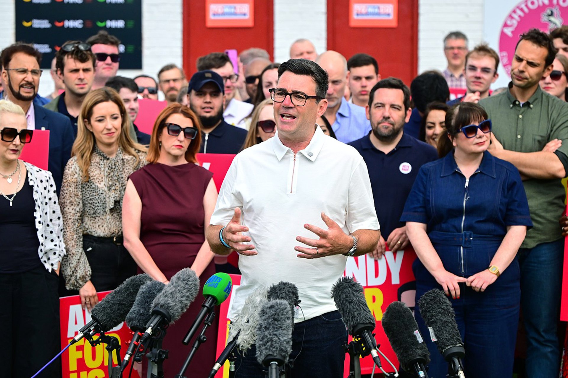 Doufá, že se mu podaří zastavit rostoucí ceny energií, vody i vlakových jízdenek. A chce, aby vláda podporovala britské firmy a britský průmysl. (Andy Burnham) 