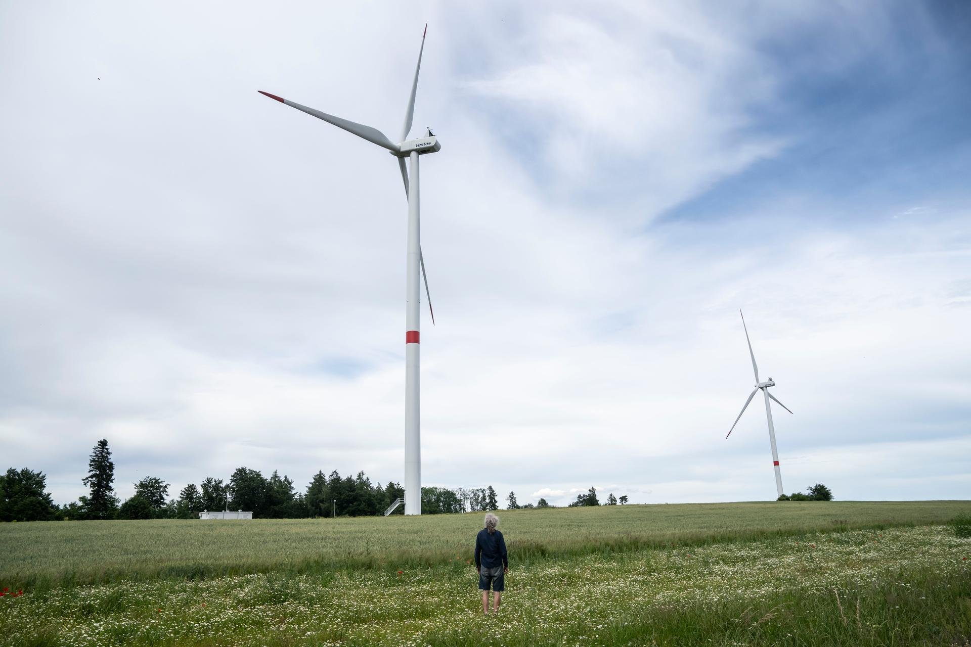 Větrná elektrárna a její reportér. (Maletín)
Autor: Milan Jaroš